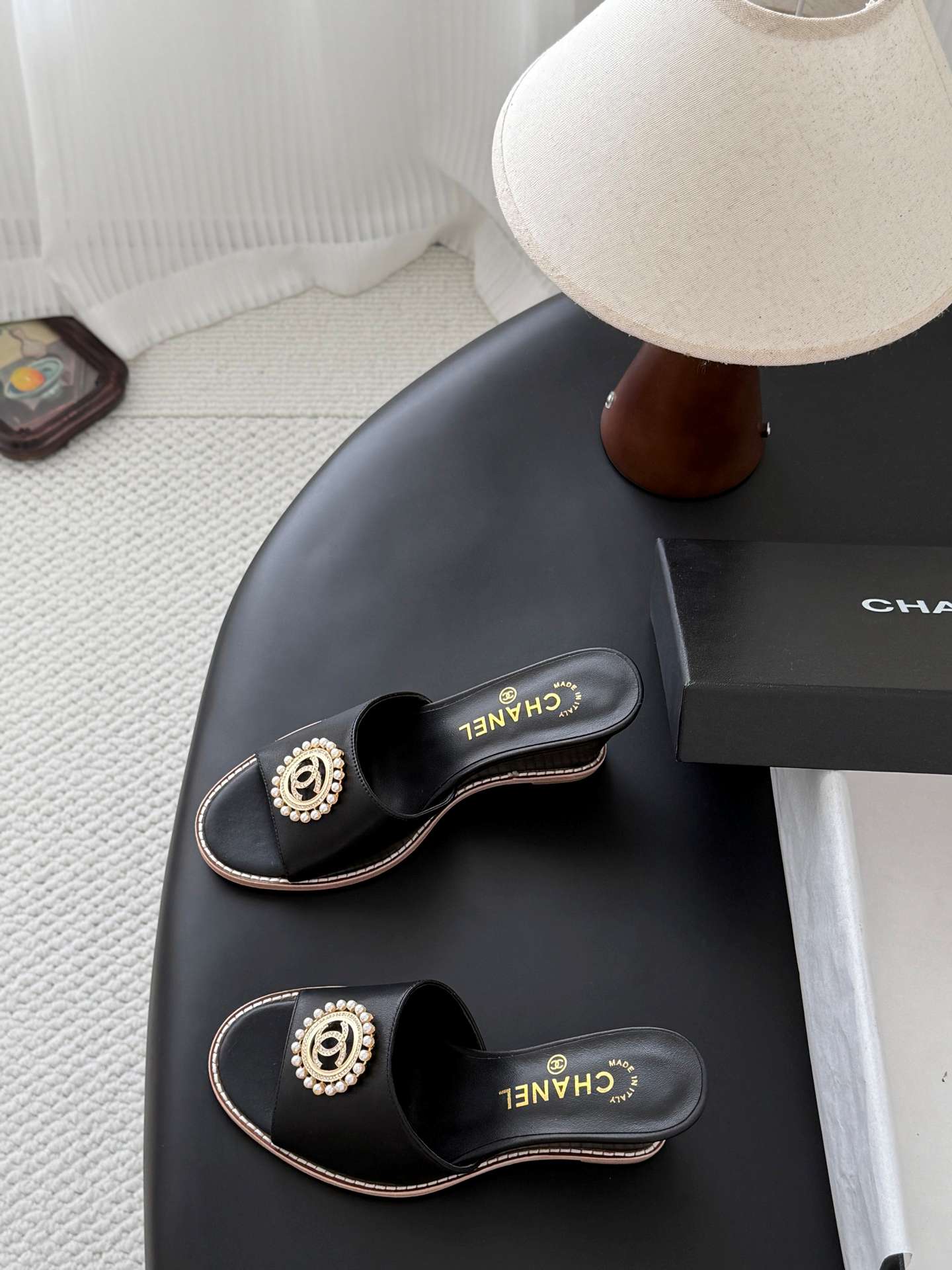 샤넬(CHANEL) 진주 메달 웨지 뮬 샌들 신발
