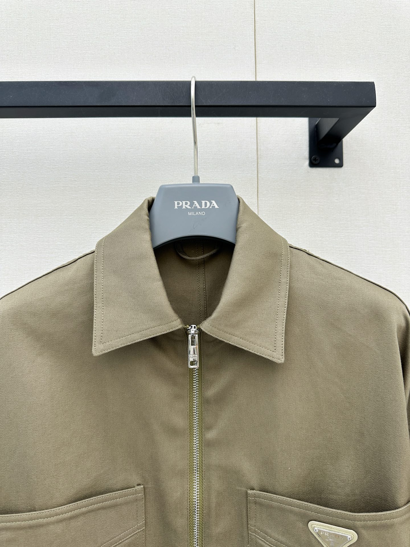 프라다(PRADA) 플랩 포켓 크롭 집업 재킷 의류