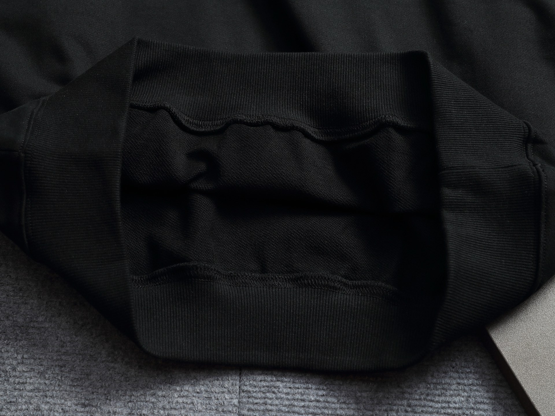 발렌시아가(Balenciaga) 배색 레터링 디스트로이드 스웨트셔츠 상의 의류