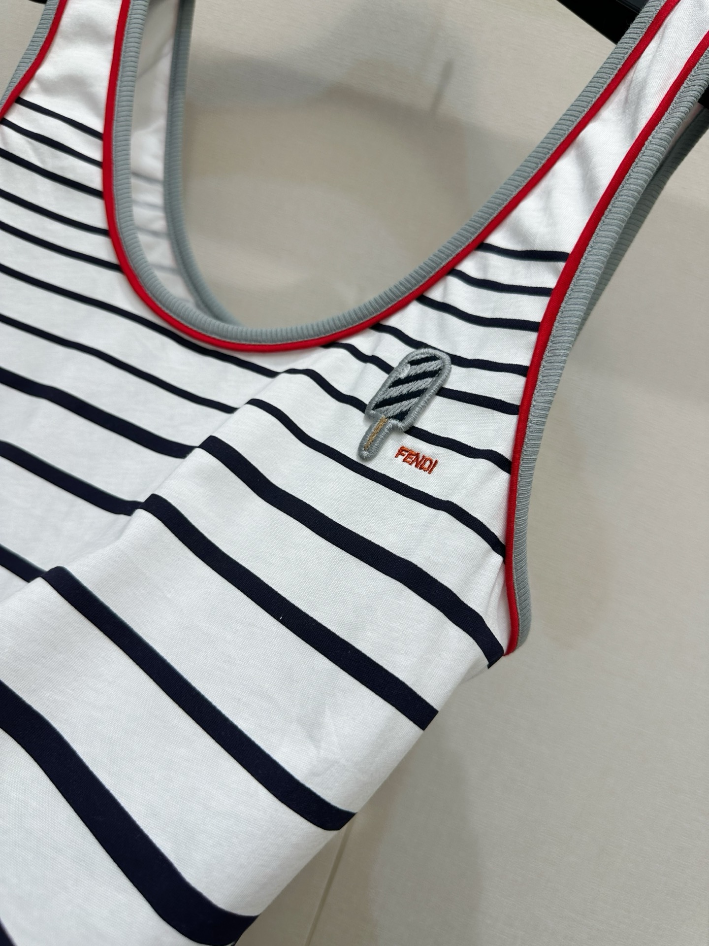 펜디(FENDI) 마린 스트라이프 니트 베스트 의류