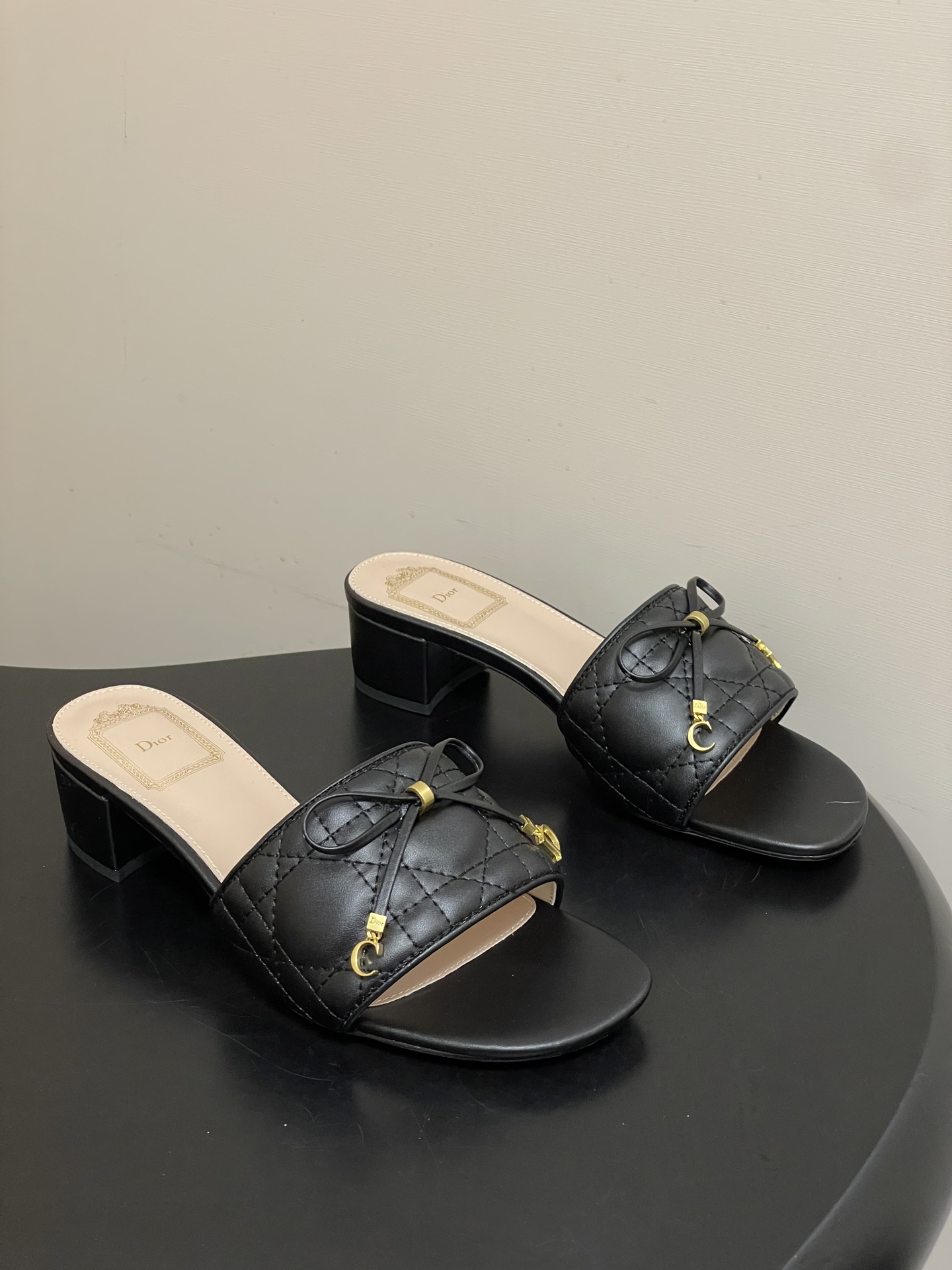 디올(DIOR) 퀼팅 리본 미들굽 슬리퍼 신발