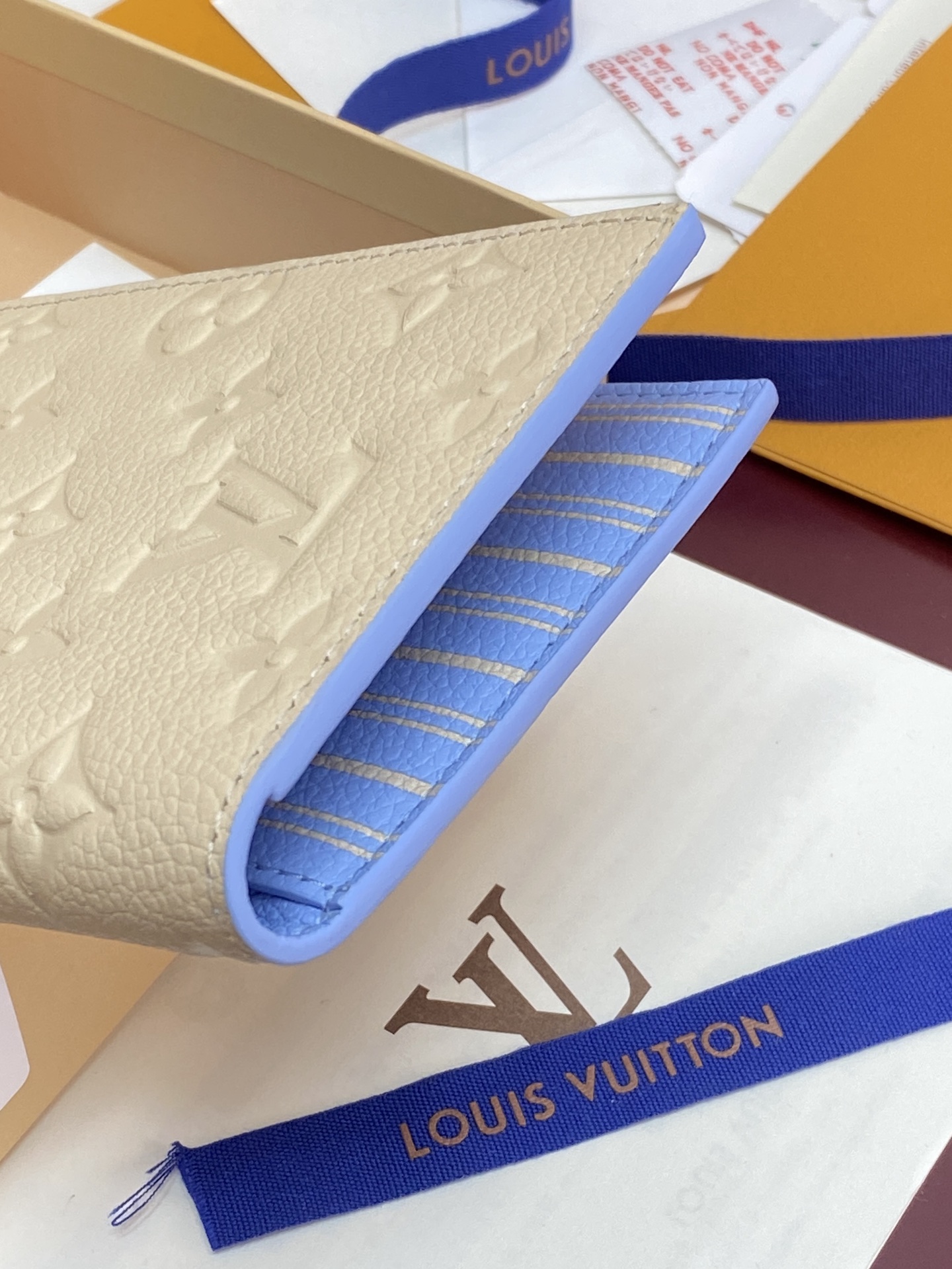 [Louis Vuitton] LV 루이비통 엠프레인 하이 섬머 패스포트 홀더 여권 지갑 M2A003