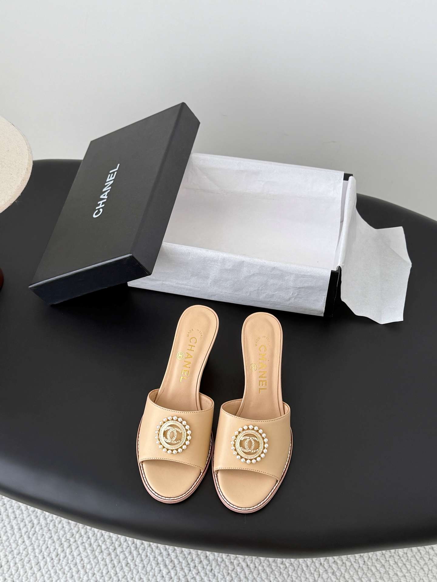 샤넬(CHANEL) 진주 메달 웨지 뮬 샌들 신발