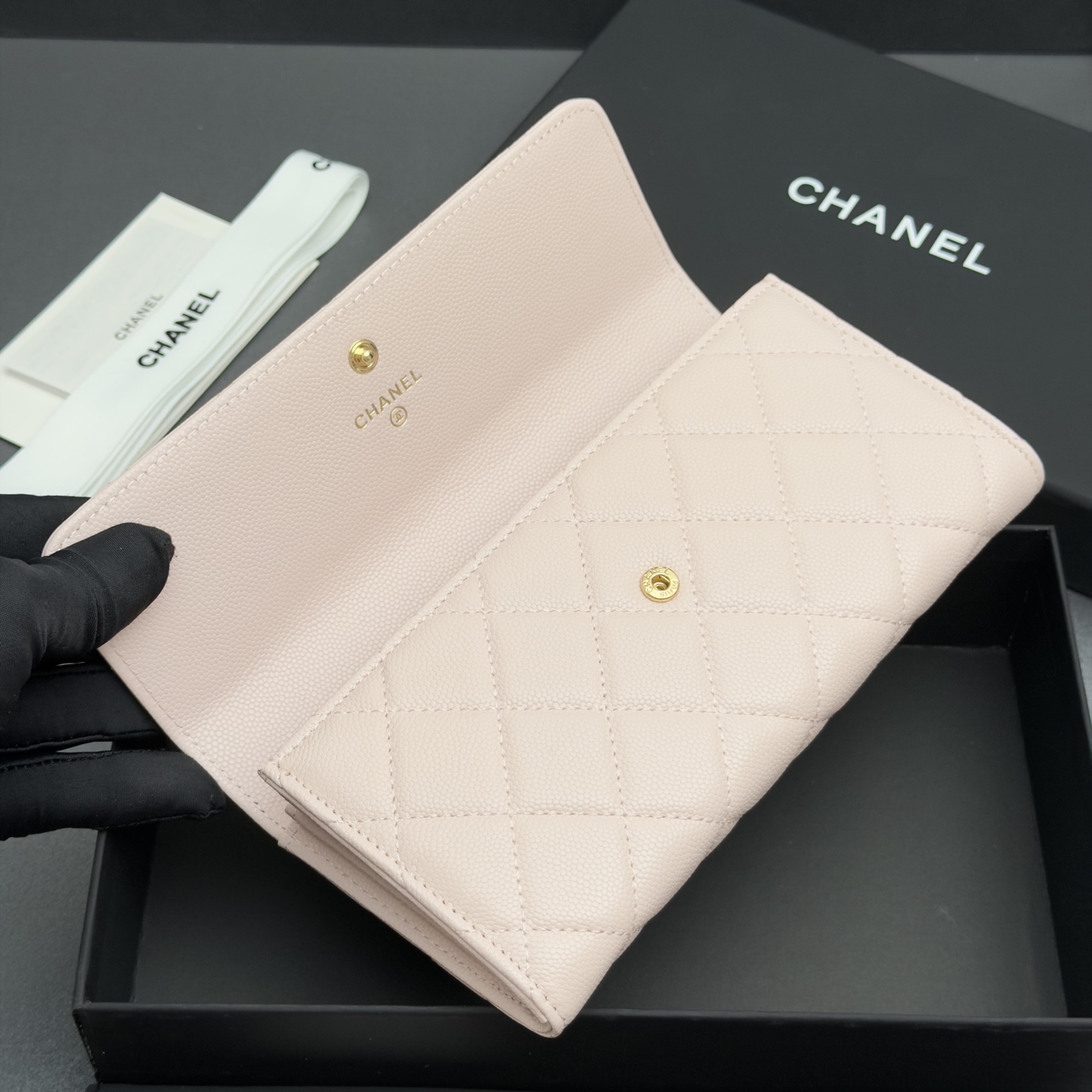 [Chanel] 샤넬 26SS 캐비어 멀티 젬스톤 플랩 장지갑