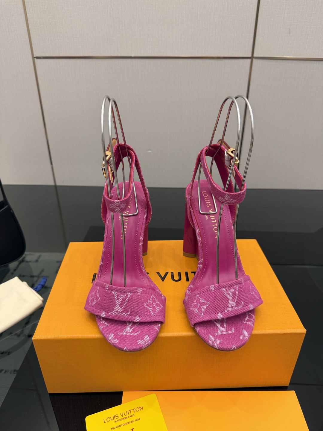 루이비통(LV) 모노그램 데님 앵클 스트랩 샌들 힐 신발
