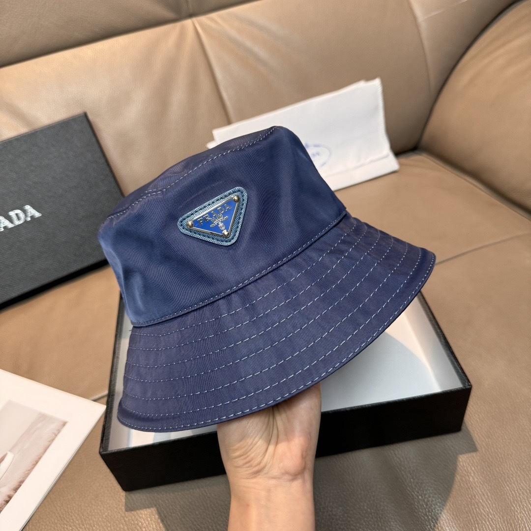프라다(PRADA) 삼각 로고 옥스포드 버킷햇 모자