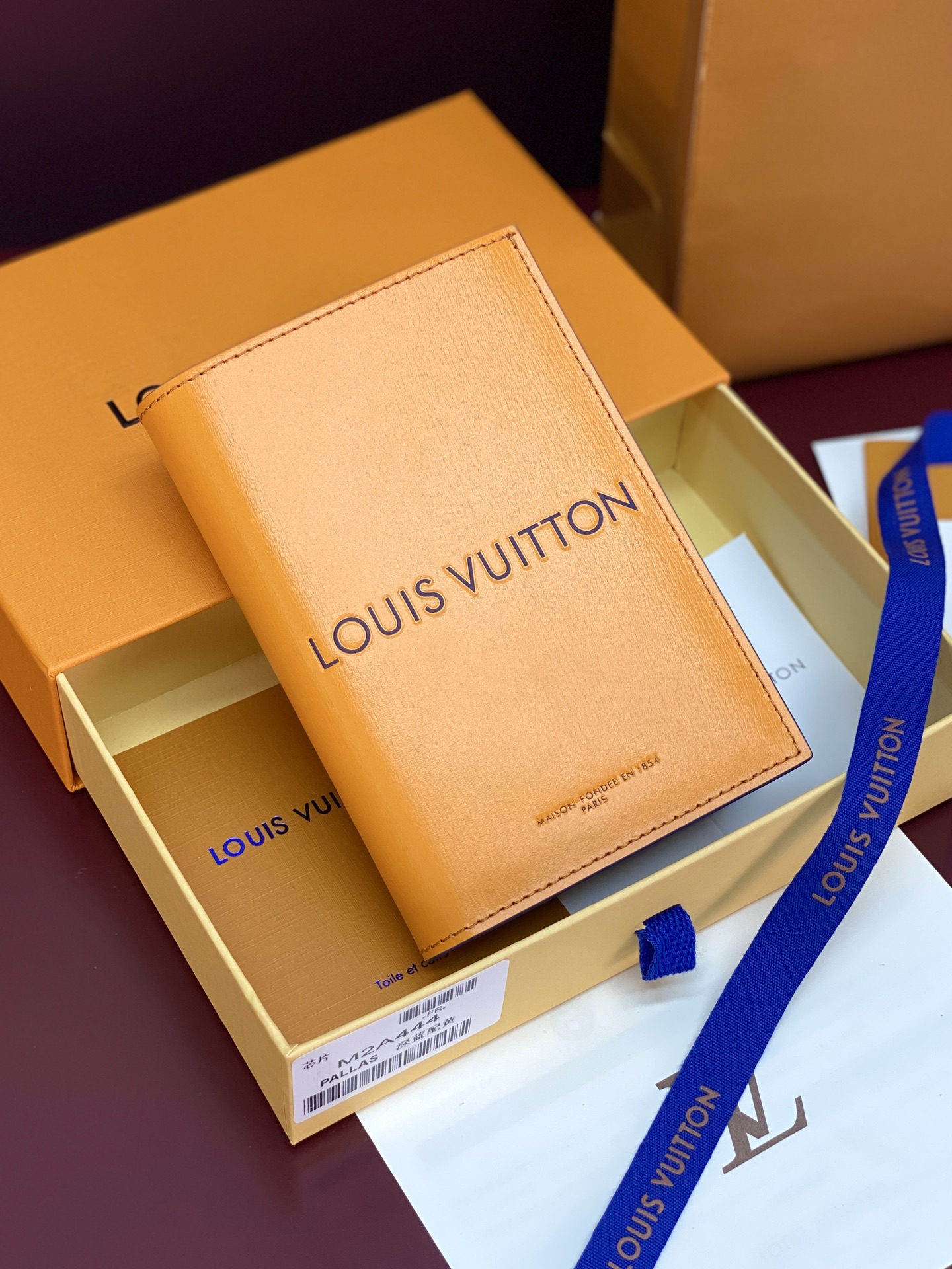 [Louis Vuitton] LV 루이비통 쇼퍼백 모티브 Packaging 패스포트 홀더 지갑 M2A444