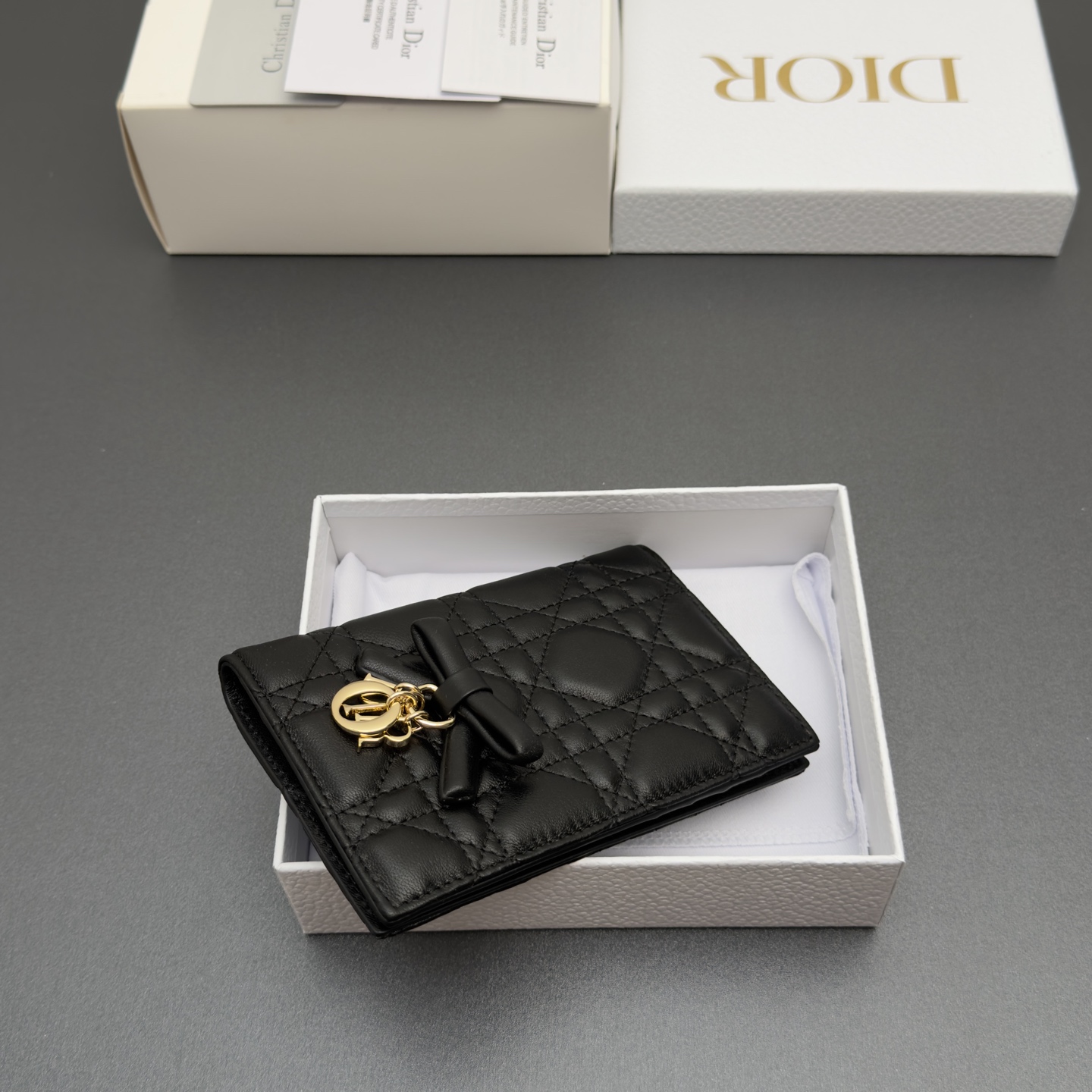 [Dior] 디올 Lady 레이디 까나쥬 램스킨 패스포트 홀더 지갑 / S2626 복제