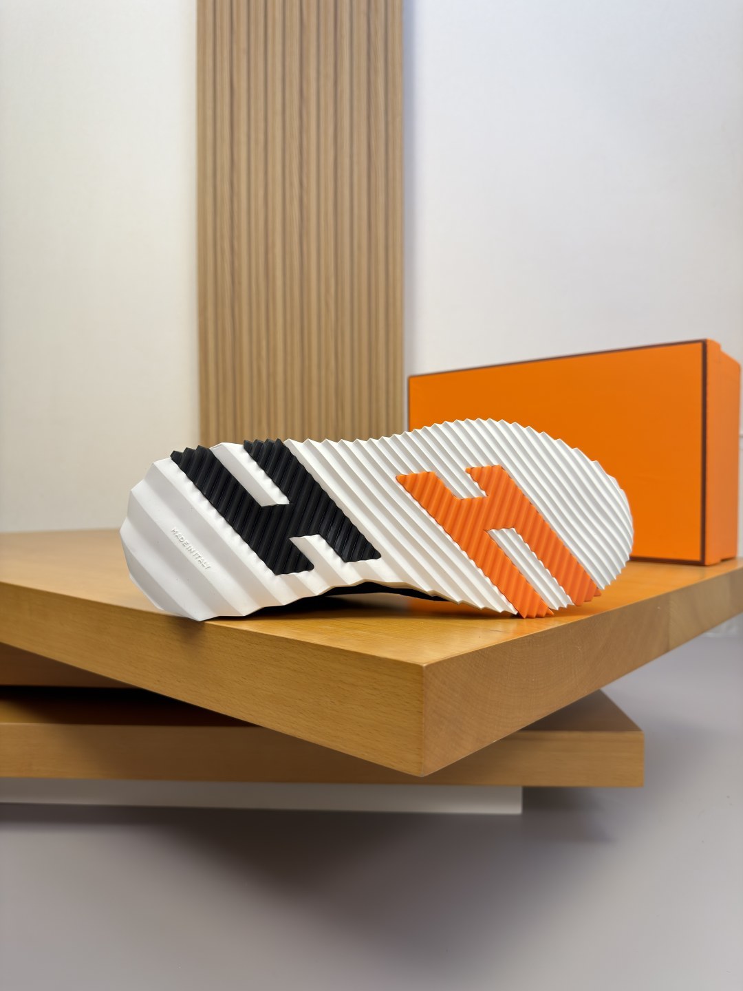 [Hermes] 에르메스 타공 나파 레더 스니커즈 신발
