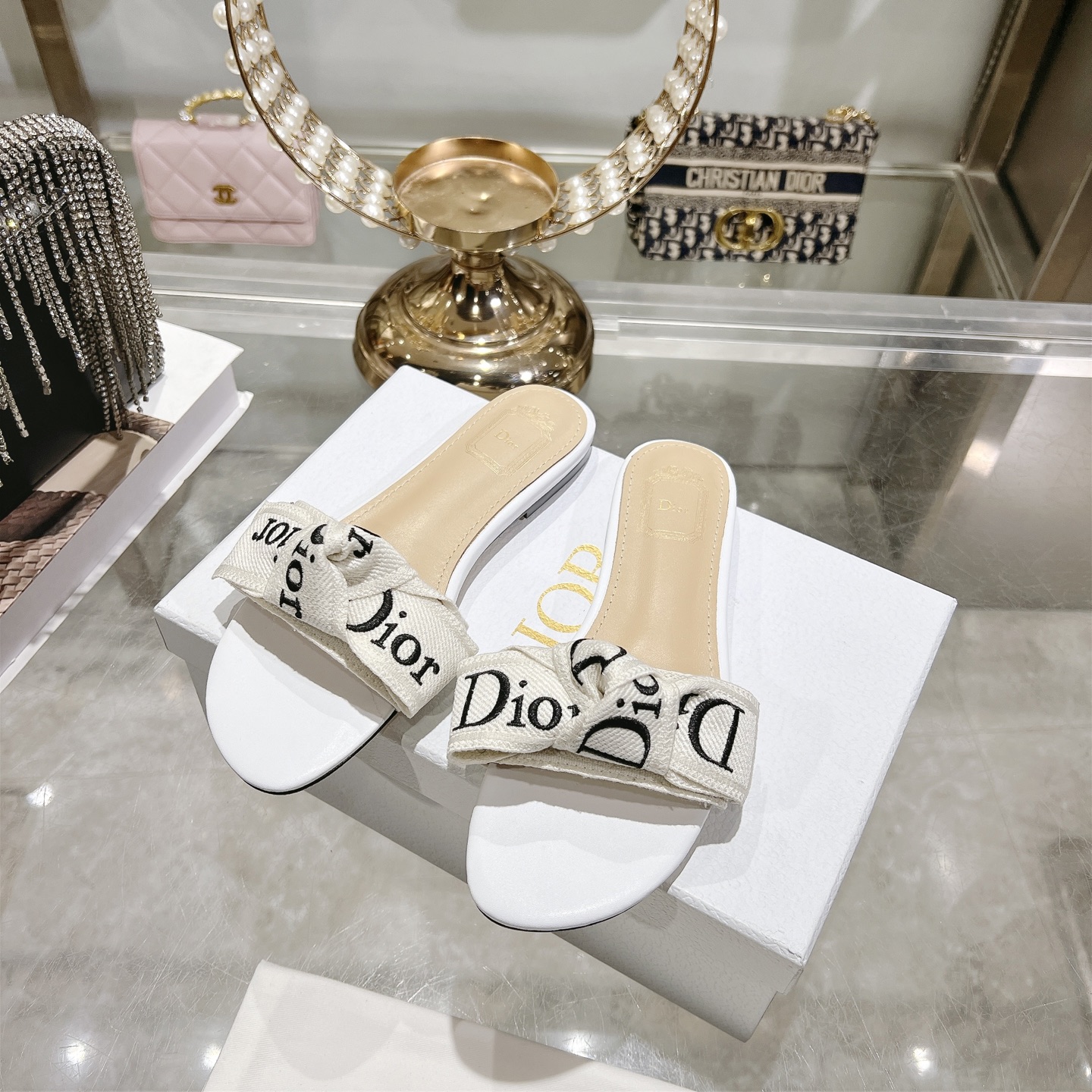 디올(DIOR) 리본 슬라이드 슬리퍼 신발