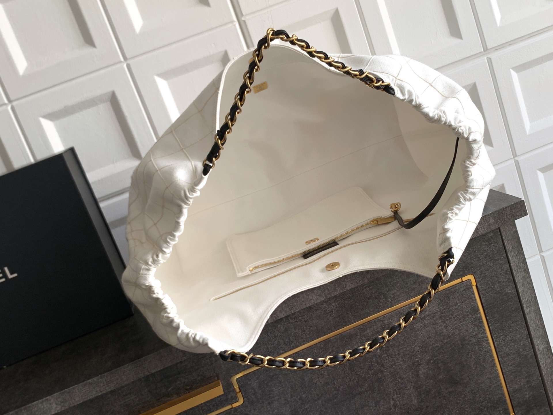 [Chanel] 샤넬 26SS 화이트 CC 로고 캔버스 토트백 가방
