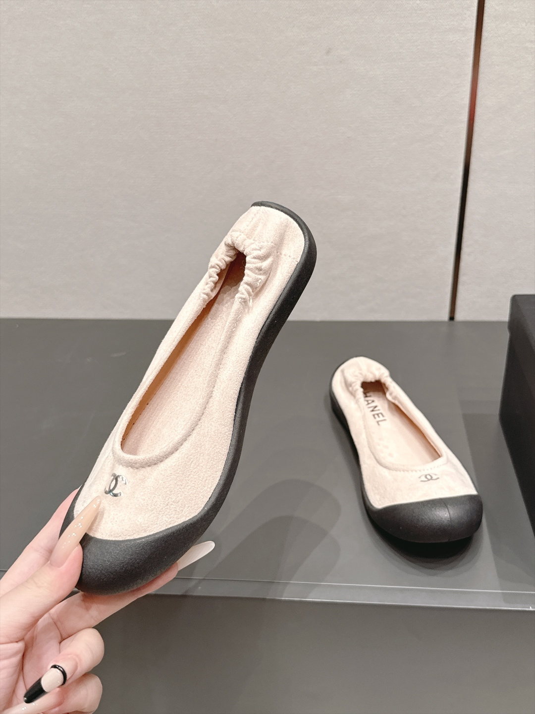 샤넬(CHANEL) 스웨이드 밴딩 힐 플랫 신발