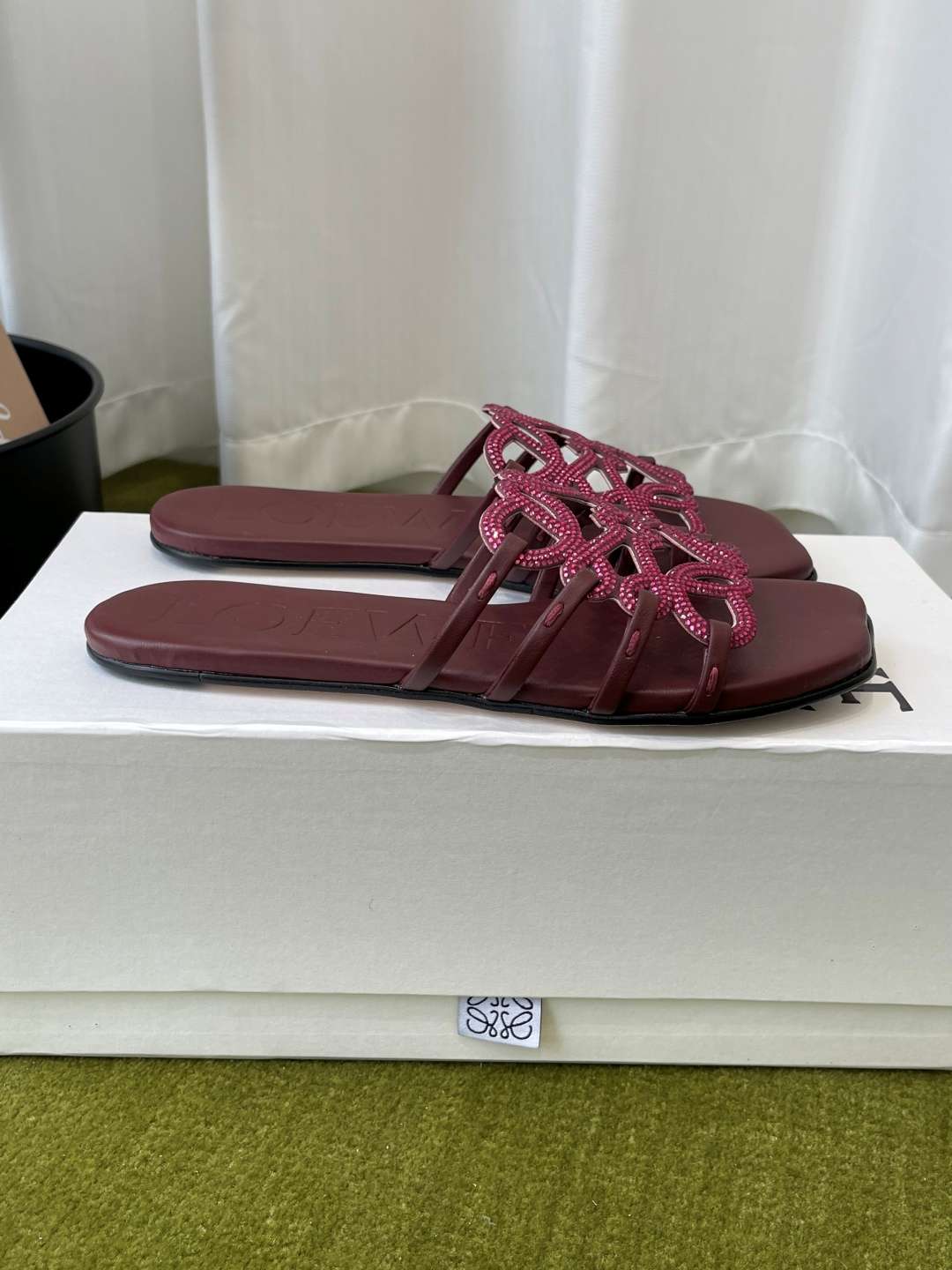 로에베(LOEWE) 라인스톤 스퀘어토 플랫 슬리퍼 신발