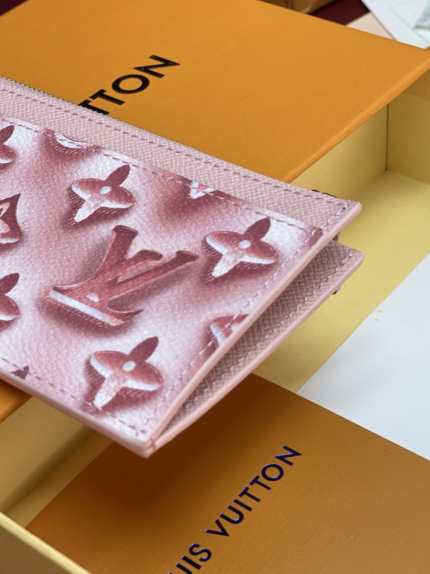 [Louis Vuitton] LV 루이비통 타이가 모노그램 코인 카드 홀더 (코튼 핑크) 지갑