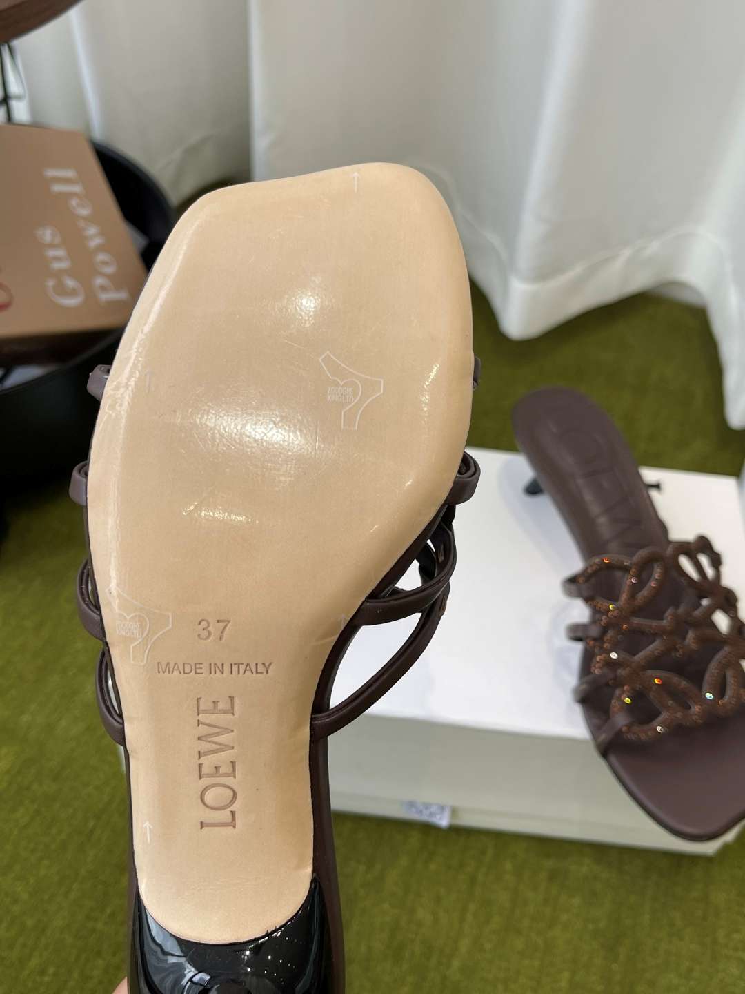 로에베(LOEWE) 아나그램 라인스톤 미들 힐 신발