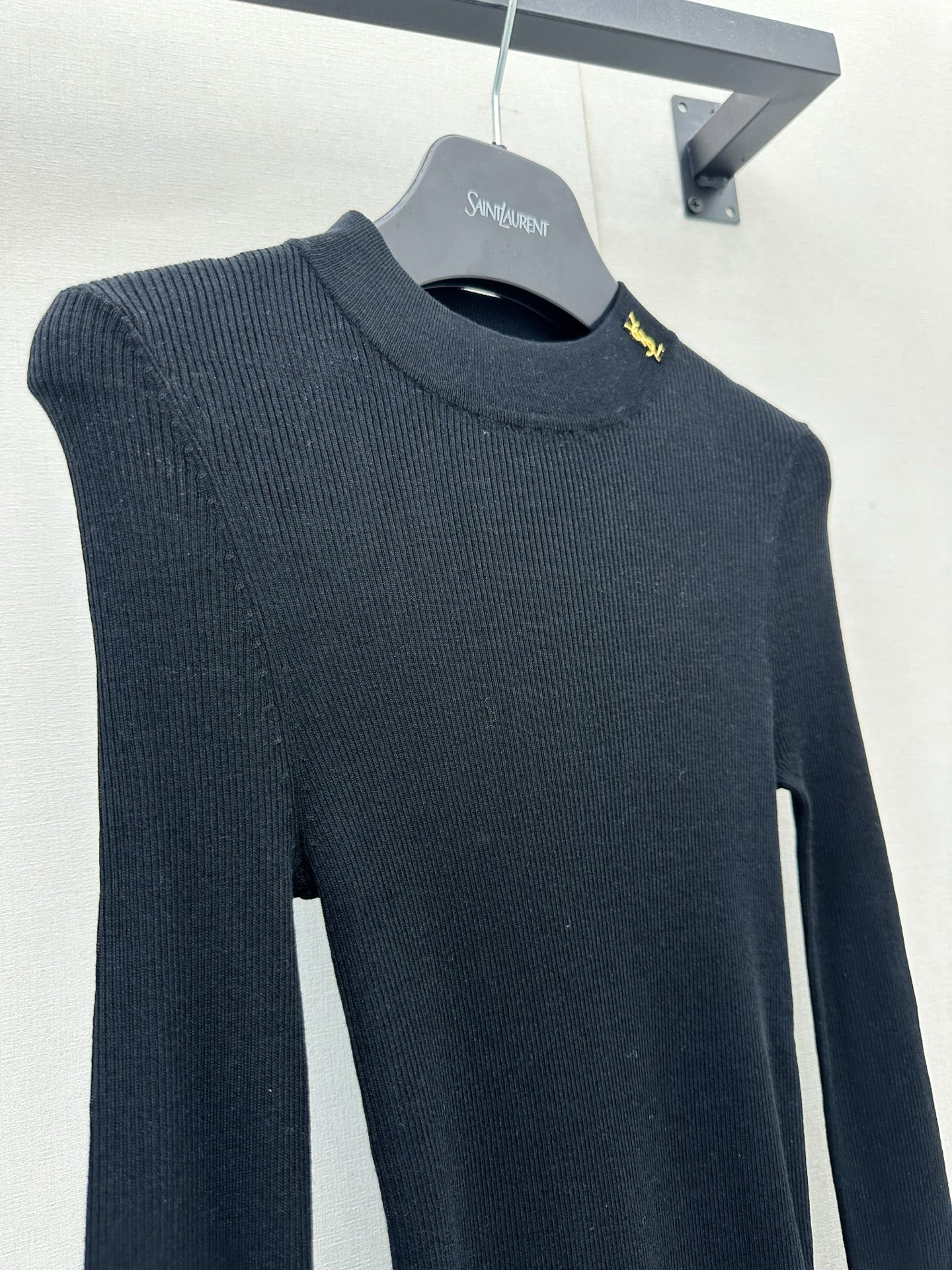 생로랑(SAINT LAURENT) 골드 로고 하프넥 실크 니트 상의 의류
