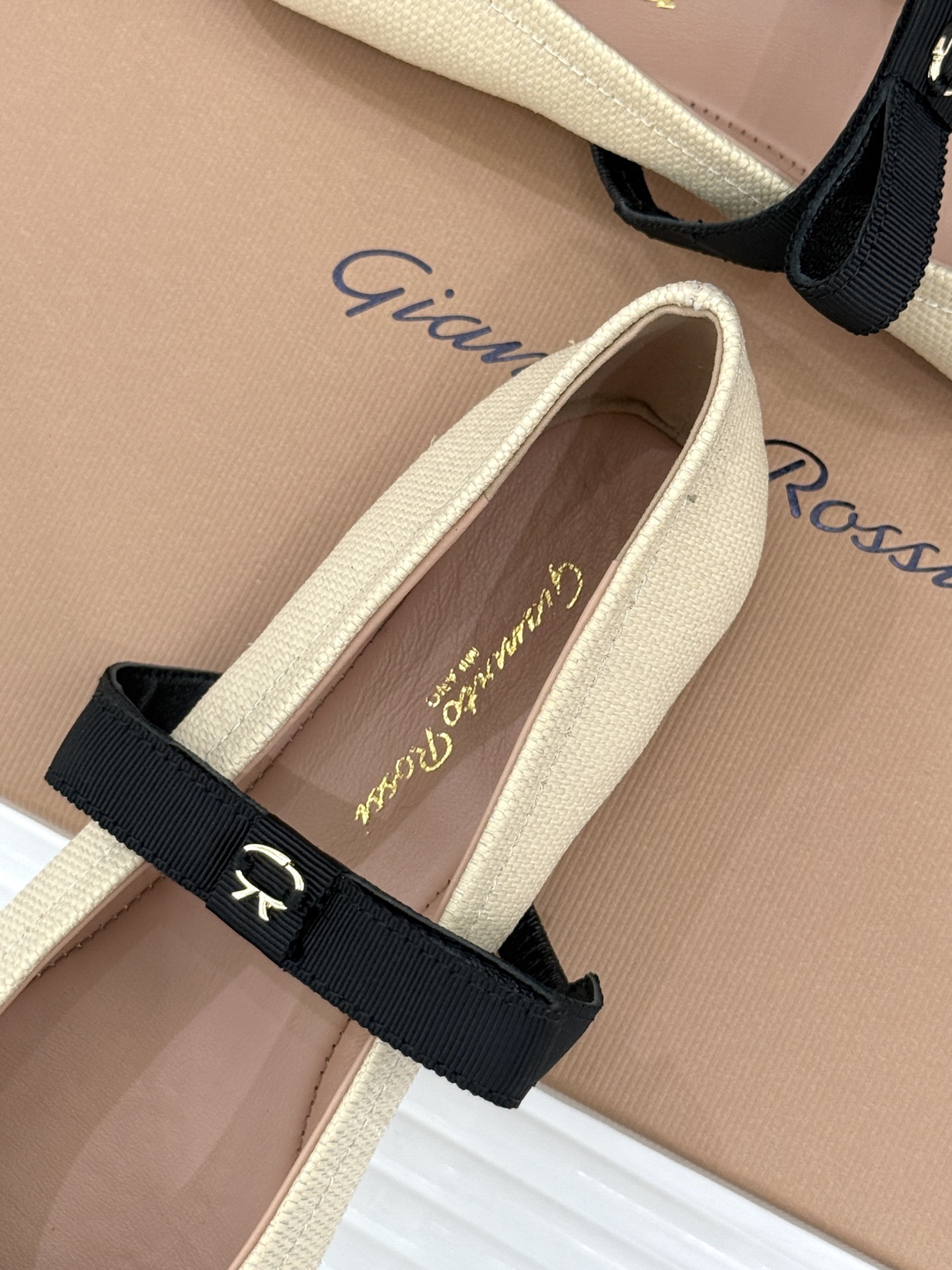 지안비토 로시(Gianvito Rossi) 리본 메리제인 플랫슈즈 신발