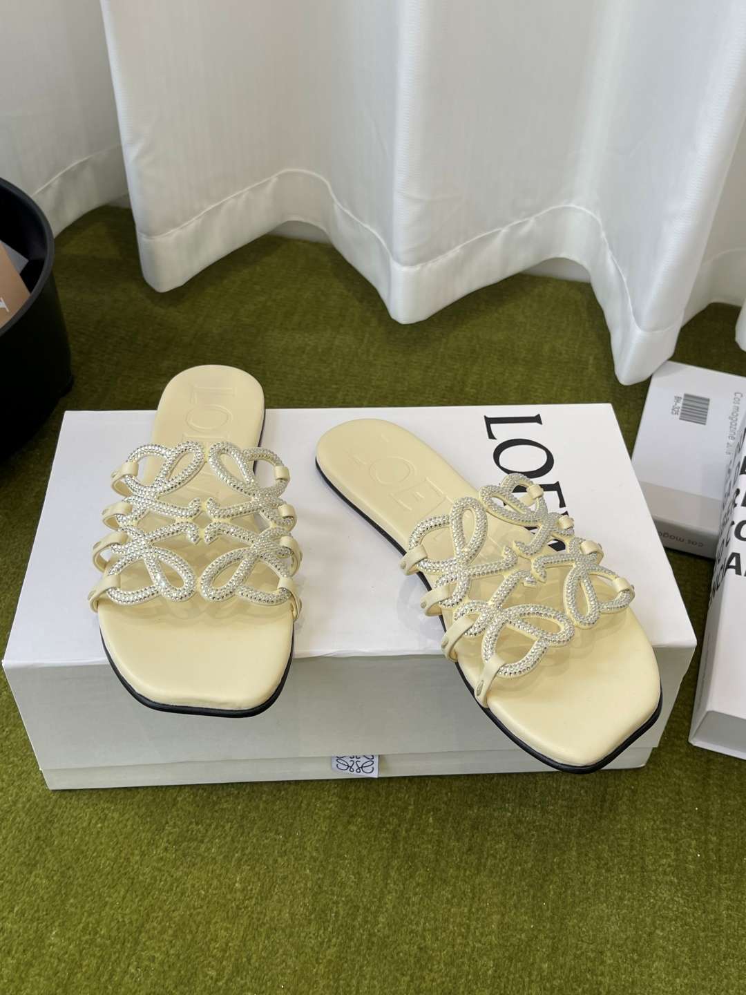 로에베(LOEWE) 라인스톤 스퀘어토 플랫 슬리퍼 신발