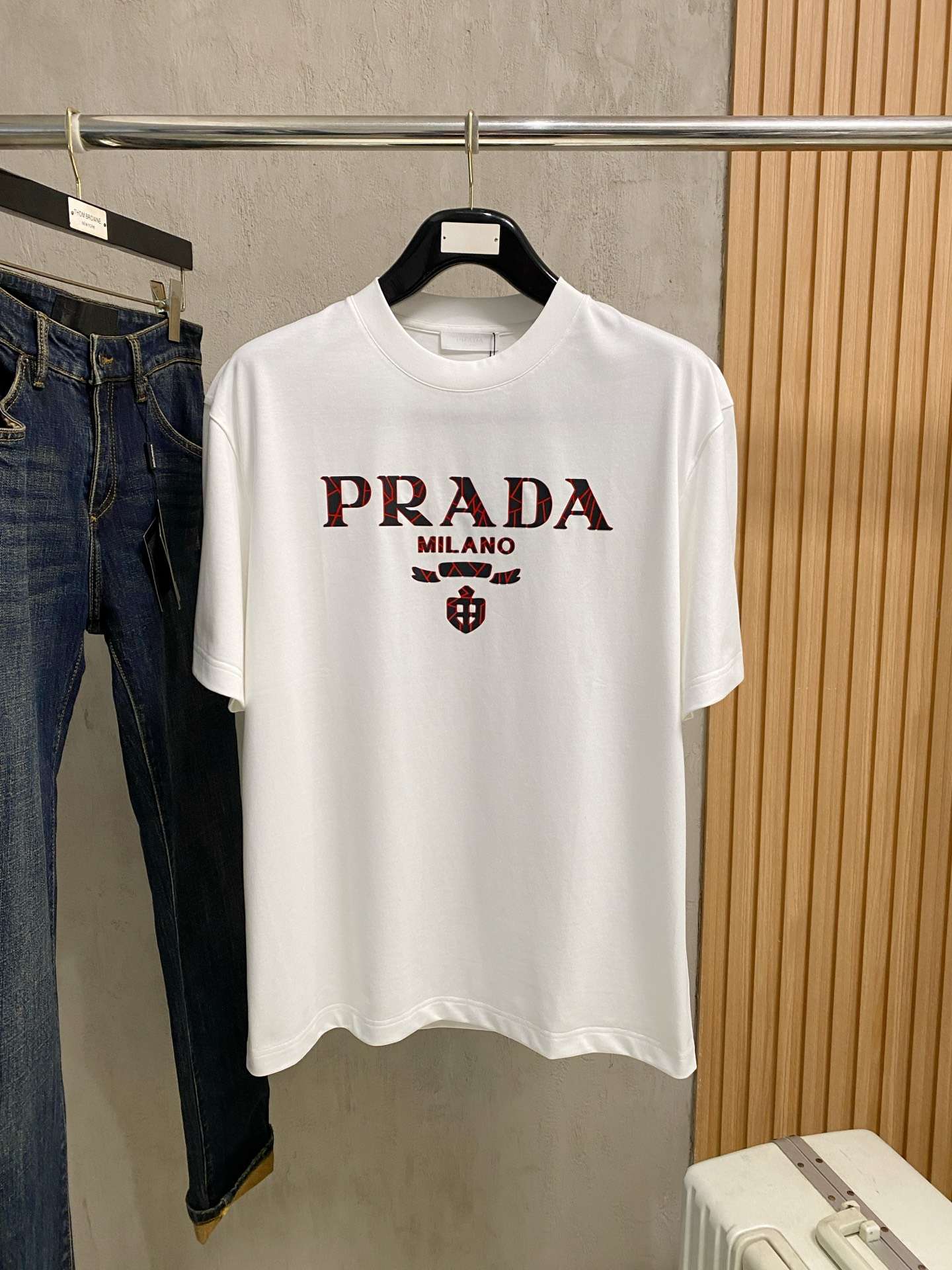 프라다(PRADA) 밀라노 로고 그래픽 프린트 반팔 티셔츠 상의 의류