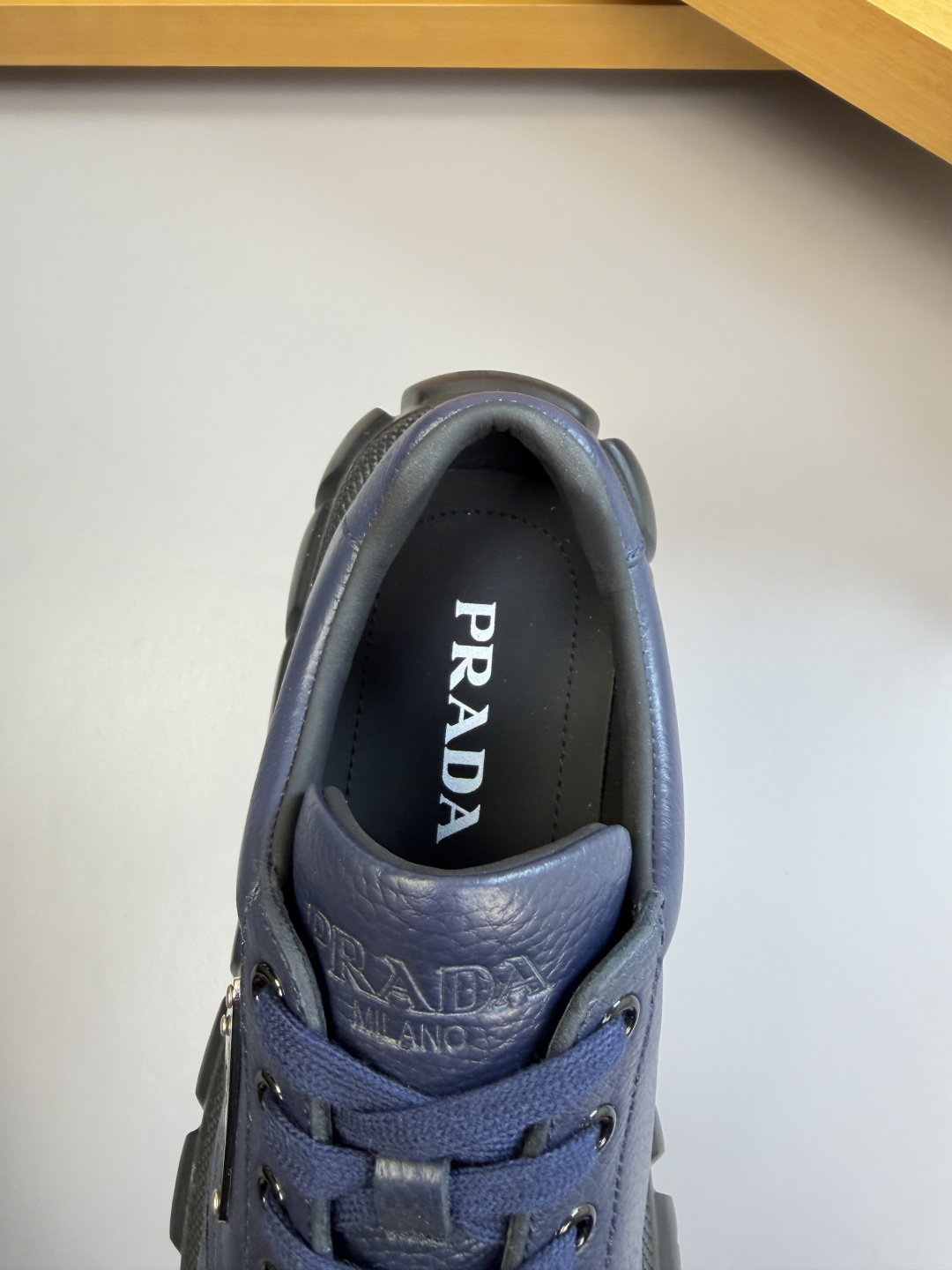 PRADA 프라다 리치 소가죽 로고 스니커즈 신발