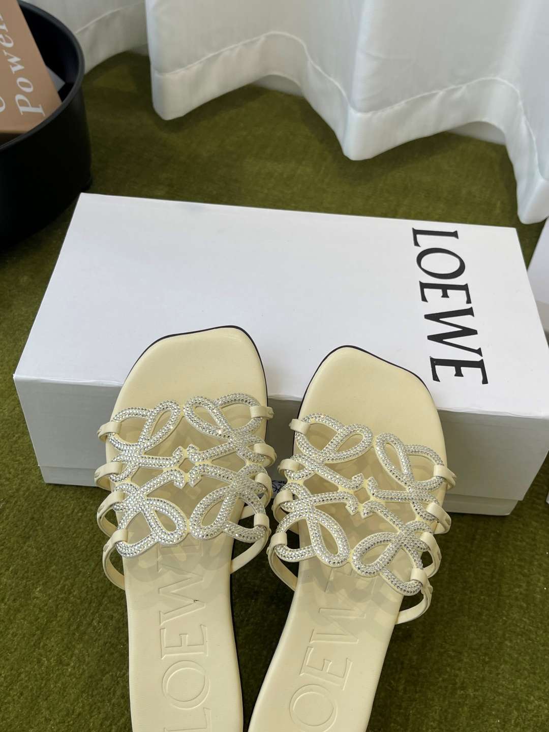 로에베(LOEWE) 라인스톤 스퀘어토 플랫 슬리퍼 신발