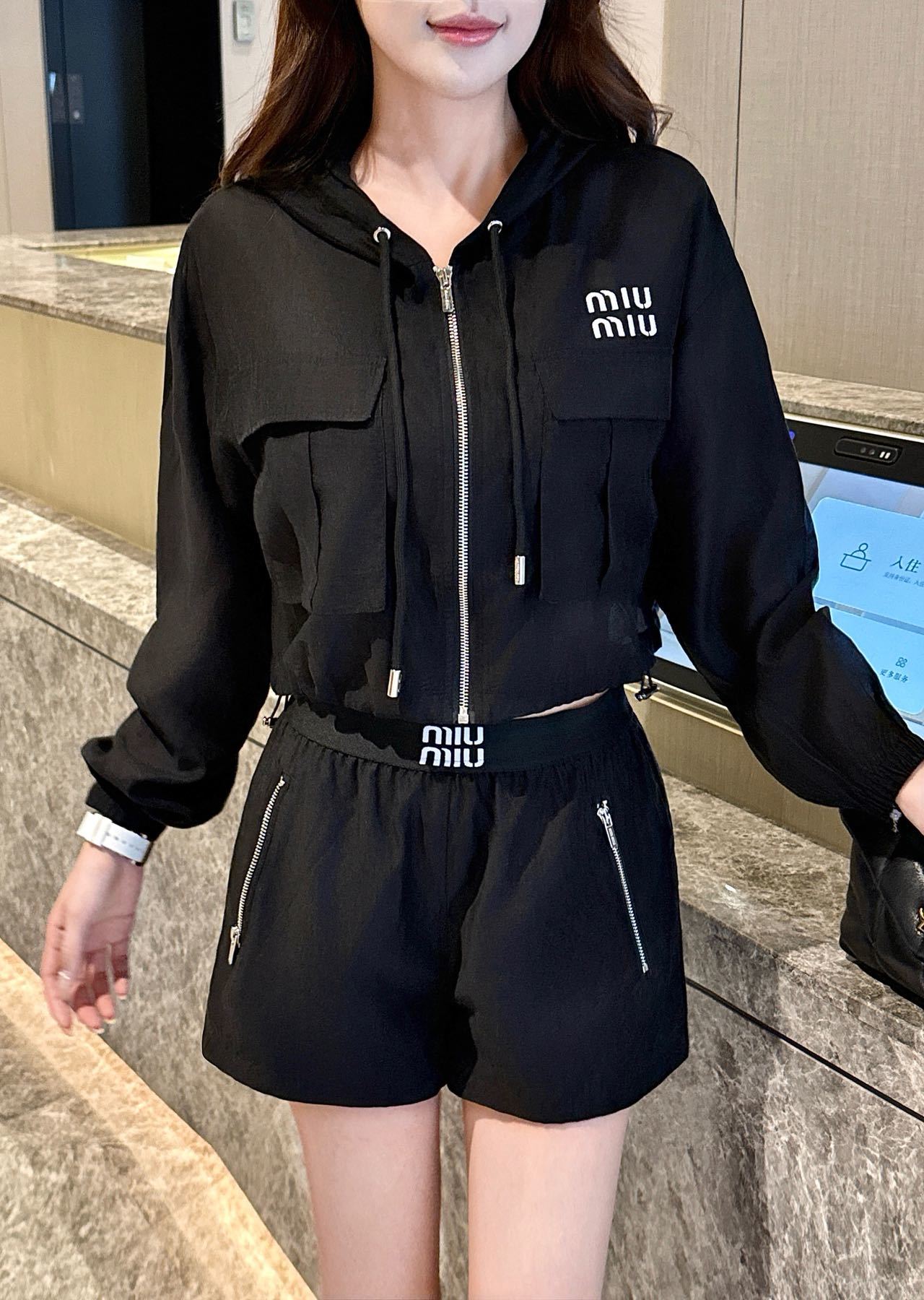 miumiu 미우미우 26SS 하이엔드 텍스처 바람막이 선케어 자켓 재킷 + 반바지 세트업 의류
