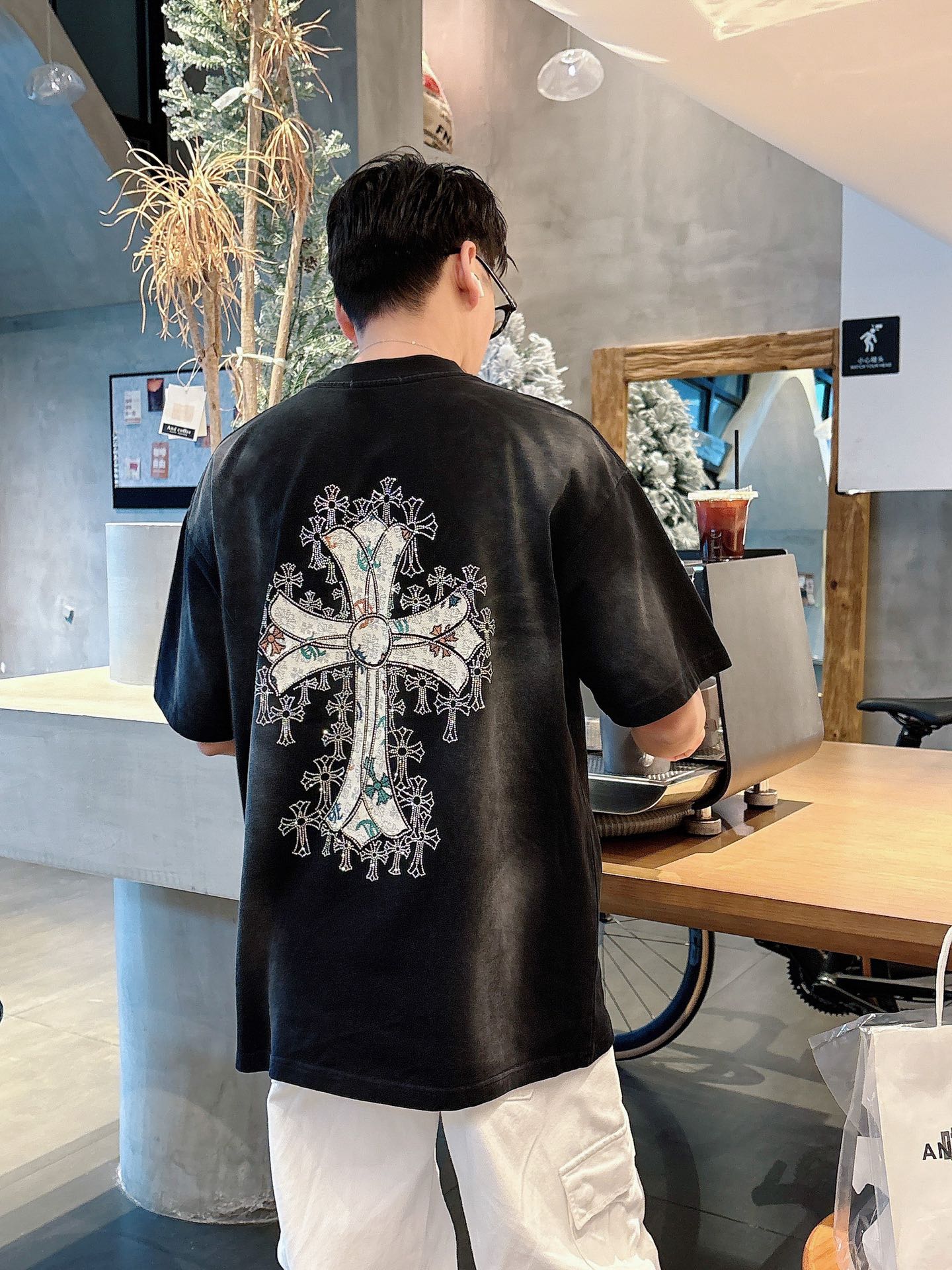 크롬하츠(Chrome Hearts) 크로스 자수 핫픽스 반팔 티셔츠 상의 의류