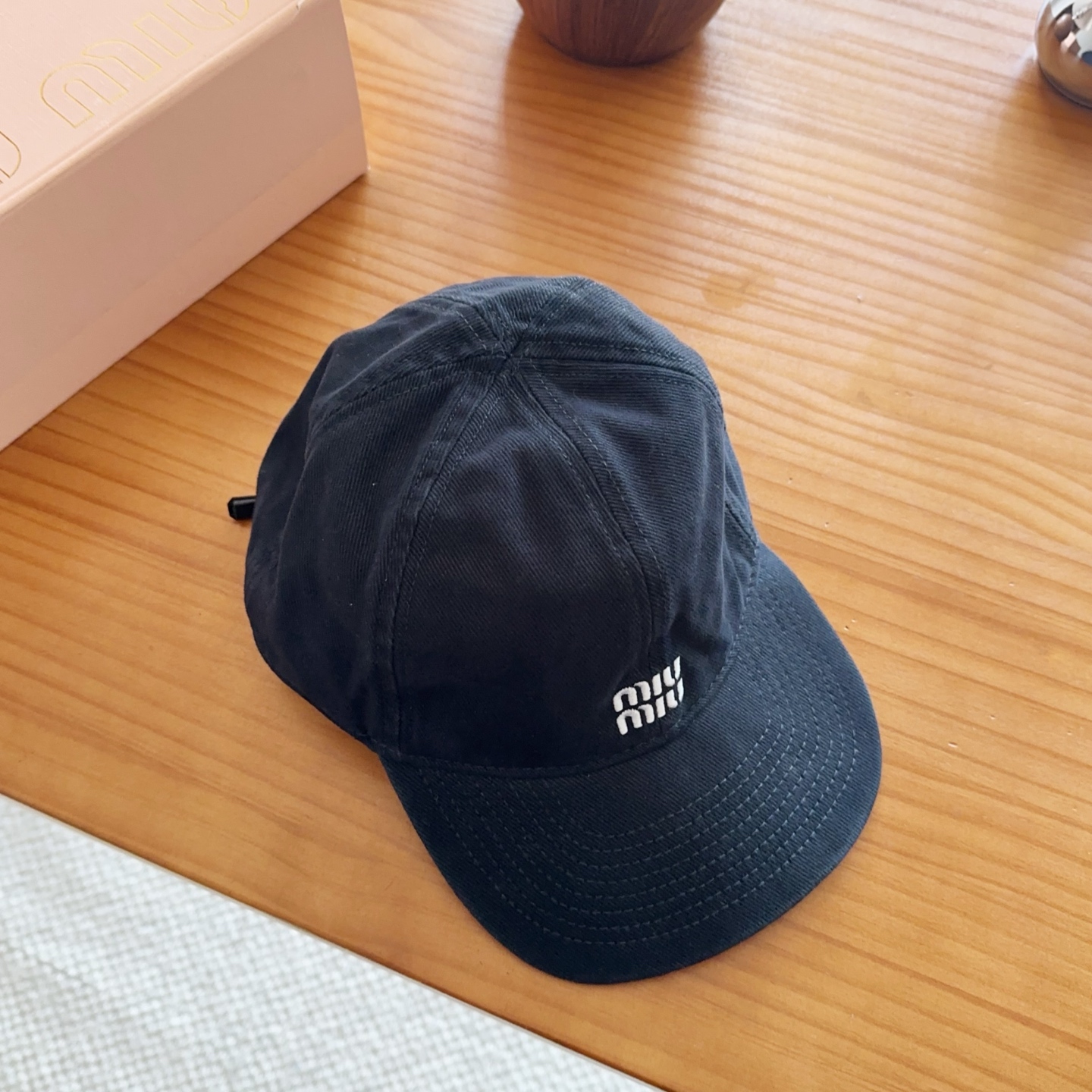 미우미우(MIU MIU) 자수 로고 볼캡 모자