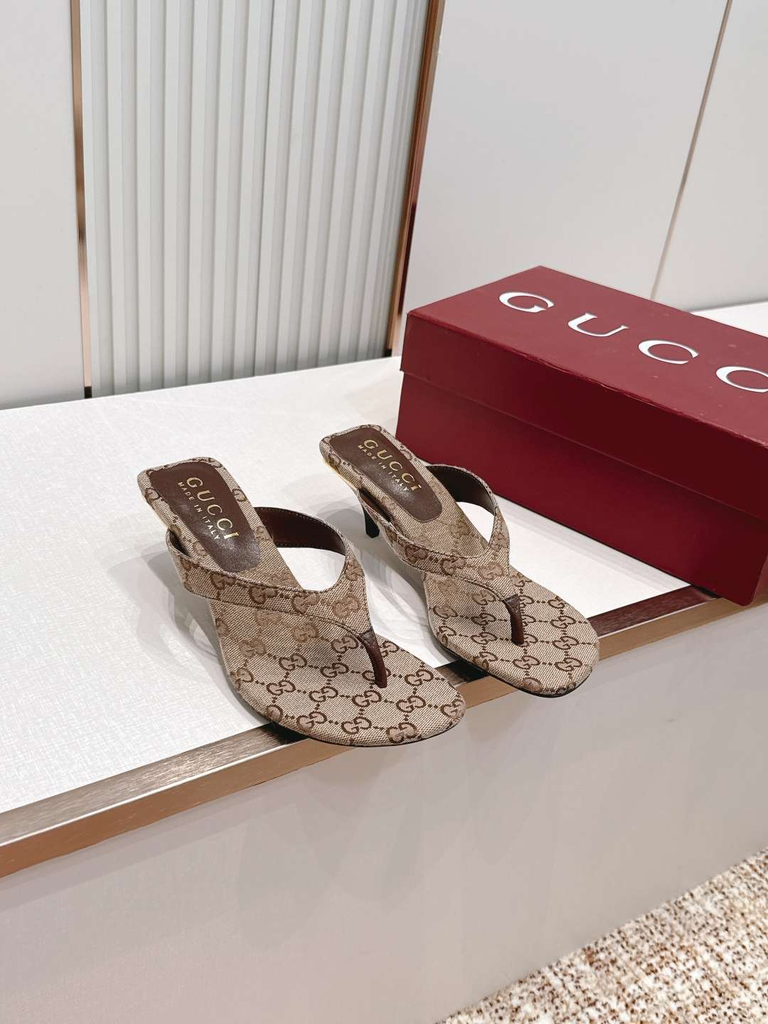 구찌(GUCCI) 모노그램 토포스트 미들힐 신발