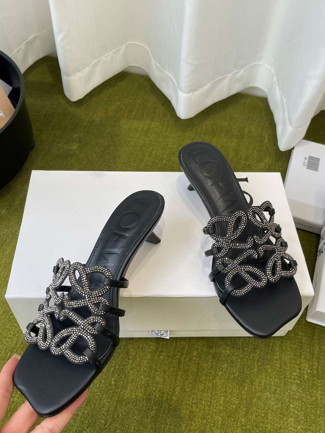 로에베(LOEWE) 아나그램 라인스톤 미들 힐 신발