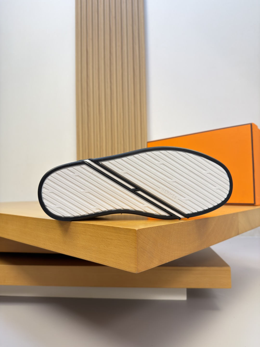 [Hermes] 에르메스 나파 스티치드 'H' 코트 스니커즈 신발