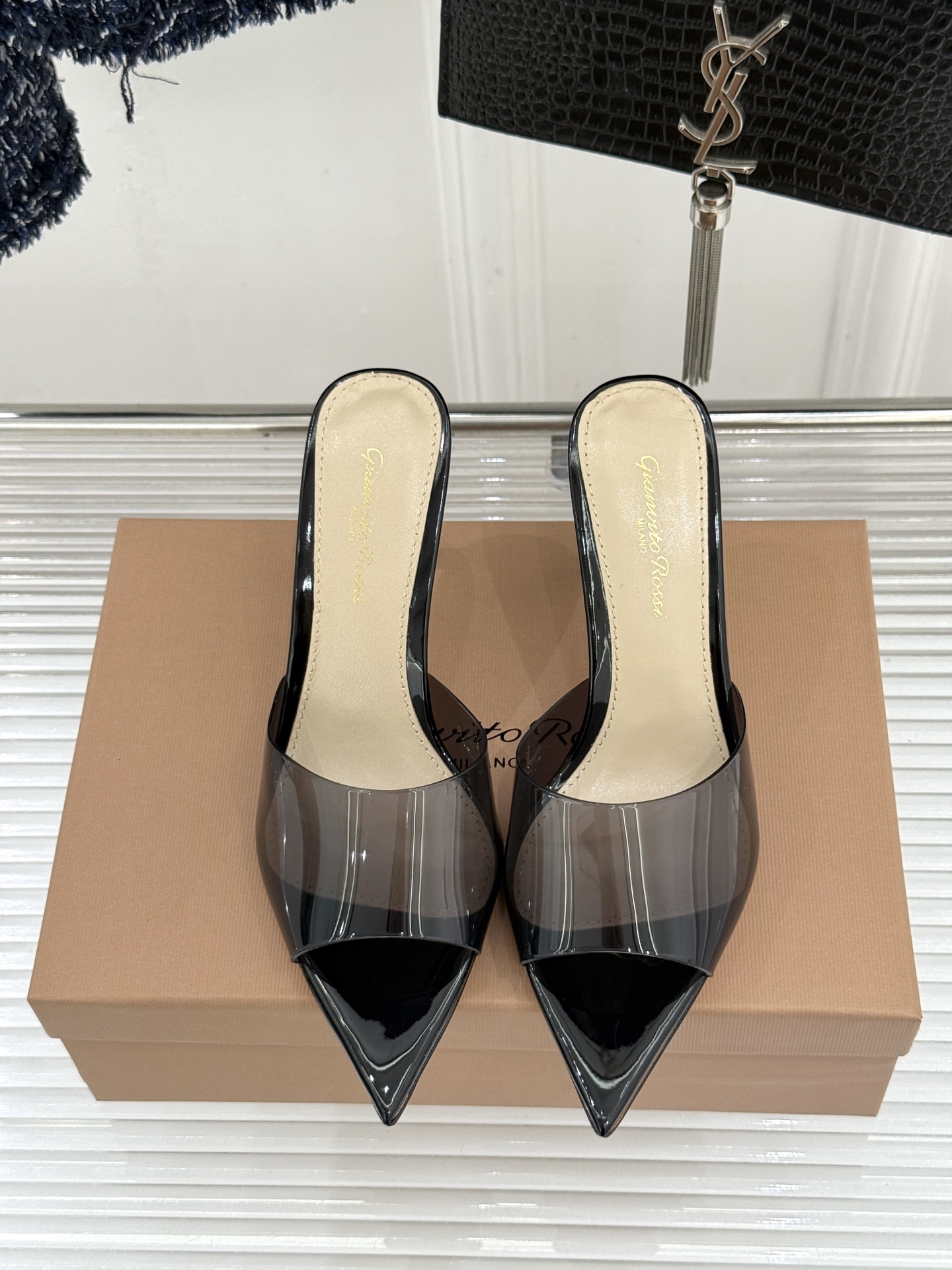 지안비토 로시(Gianvito Rossi) 포인티드 토 힐 슬리퍼 신발