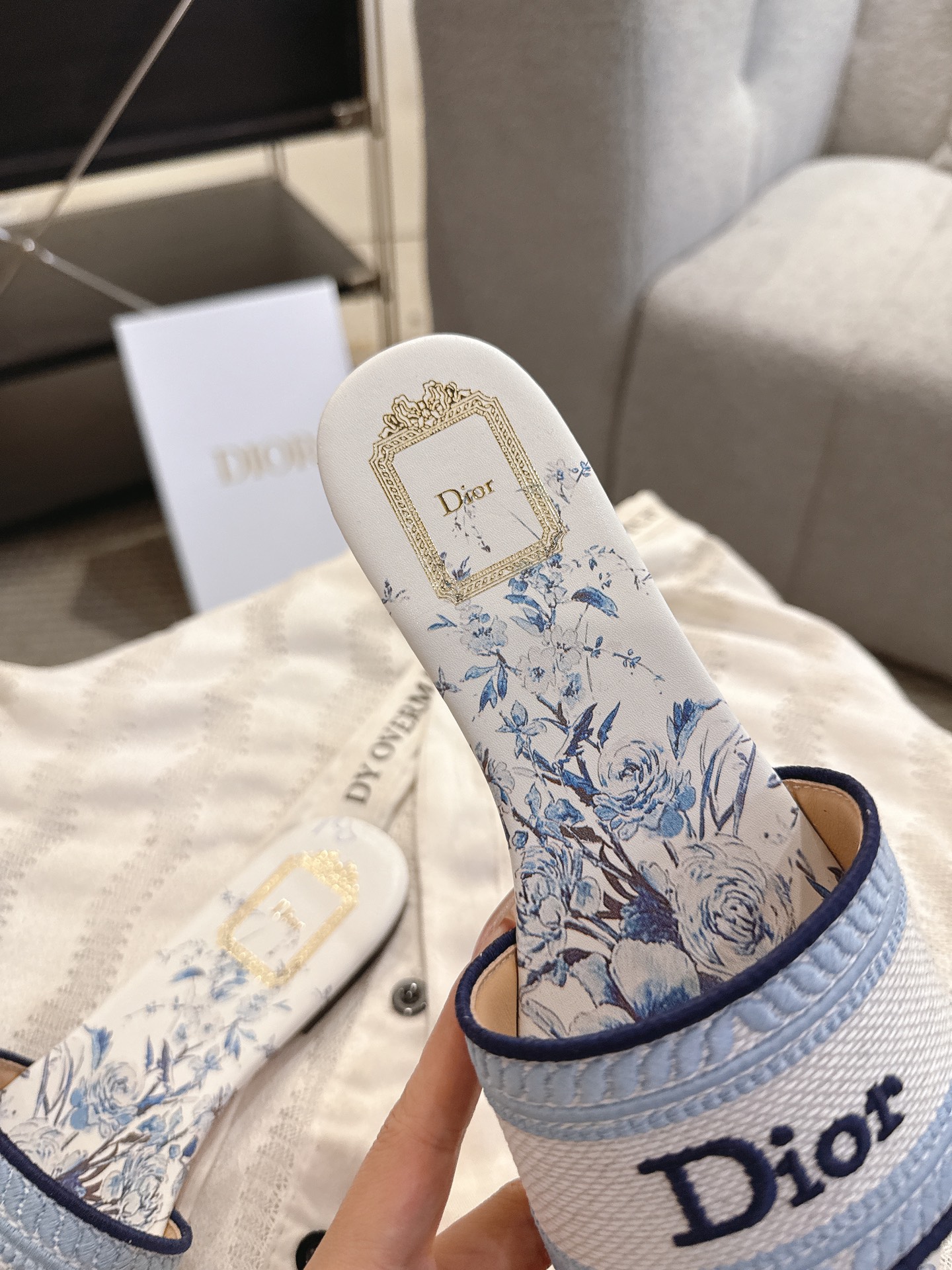 디올(DIOR) 플라워 자수 로고 슬라이드 슬리퍼