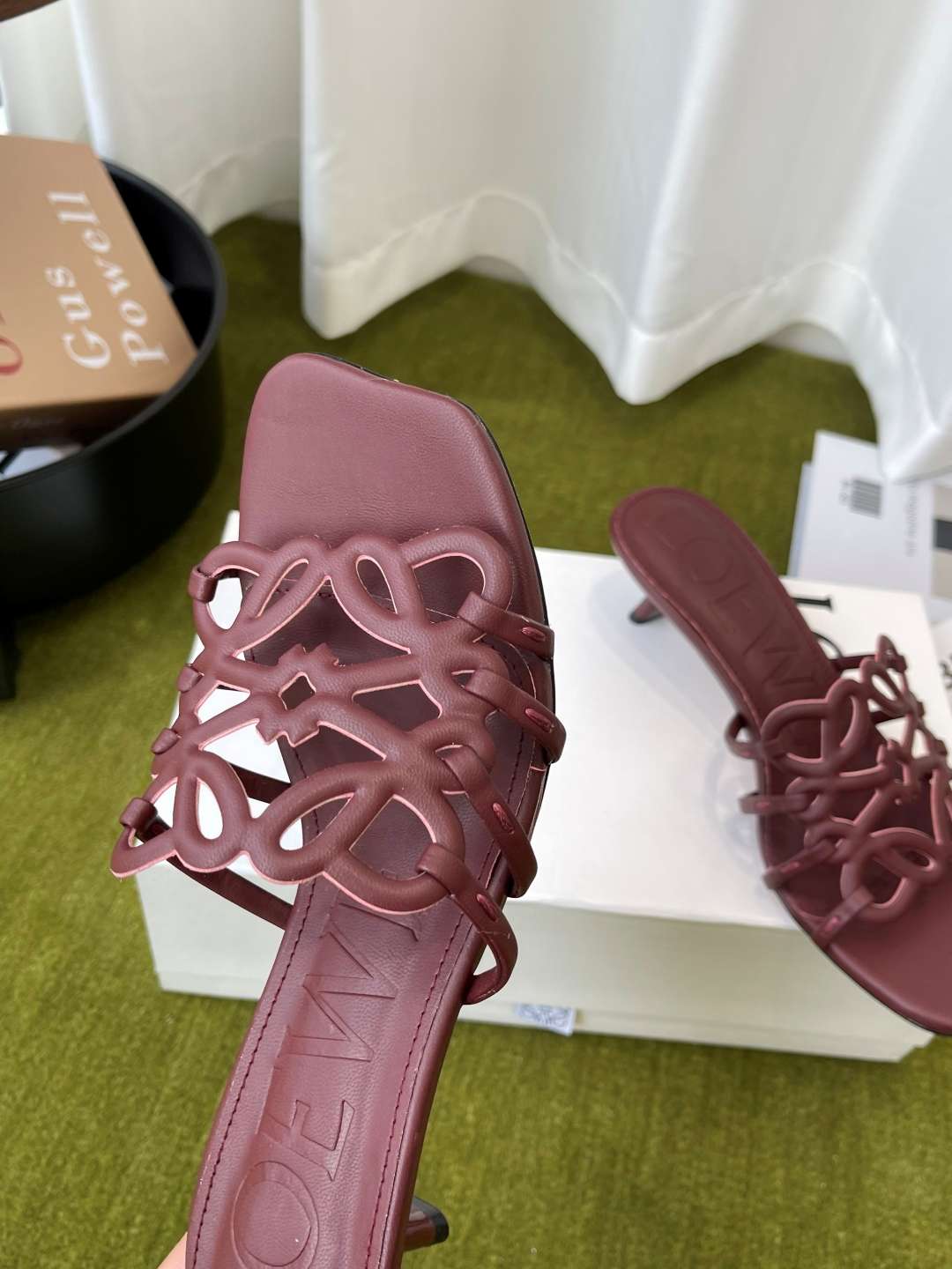 로에베(LOEWE) 아나그램 스트랩 스퀘어토 키튼힐 신발