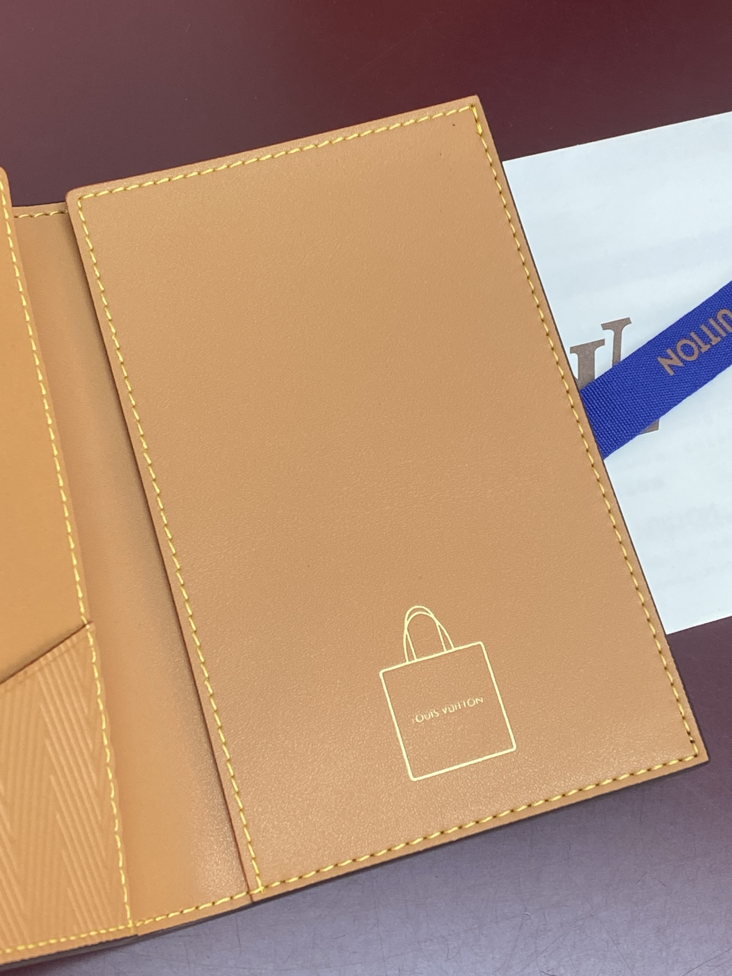 [Louis Vuitton] LV 루이비통 쇼퍼백 모티브 패스포트 홀더 모노그램 (칩 내장형) 지갑 M2A491