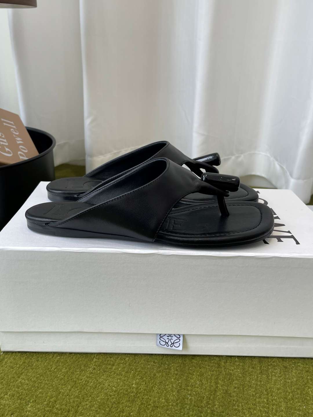 로에베(LOEWE) 토글 장식 토포스트 쪼리 스리퍼 신발
