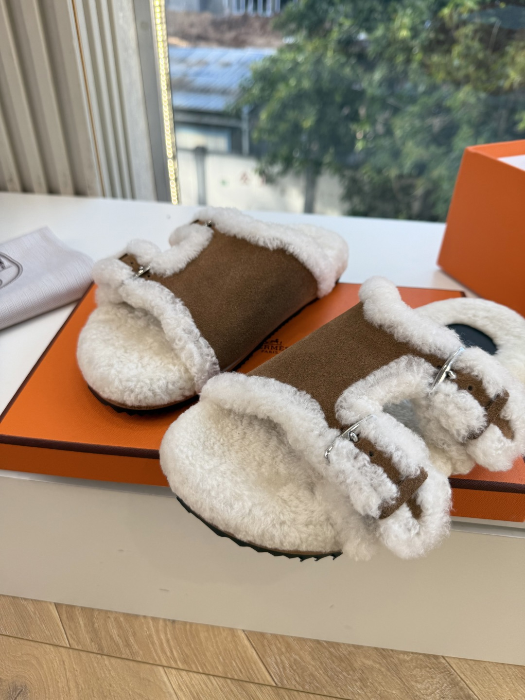 에르메스(HERMES) 시어링 퍼 뮬 슬리퍼 신발