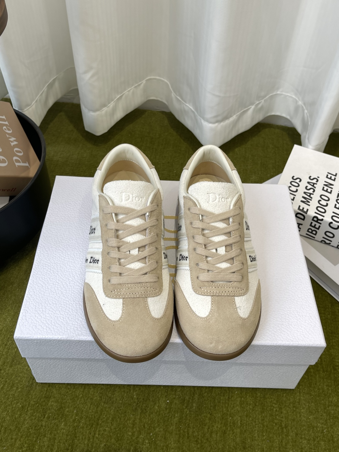 디올(DIOR) 리본 레터링 스웨이드 독일군 스니커즈 신발