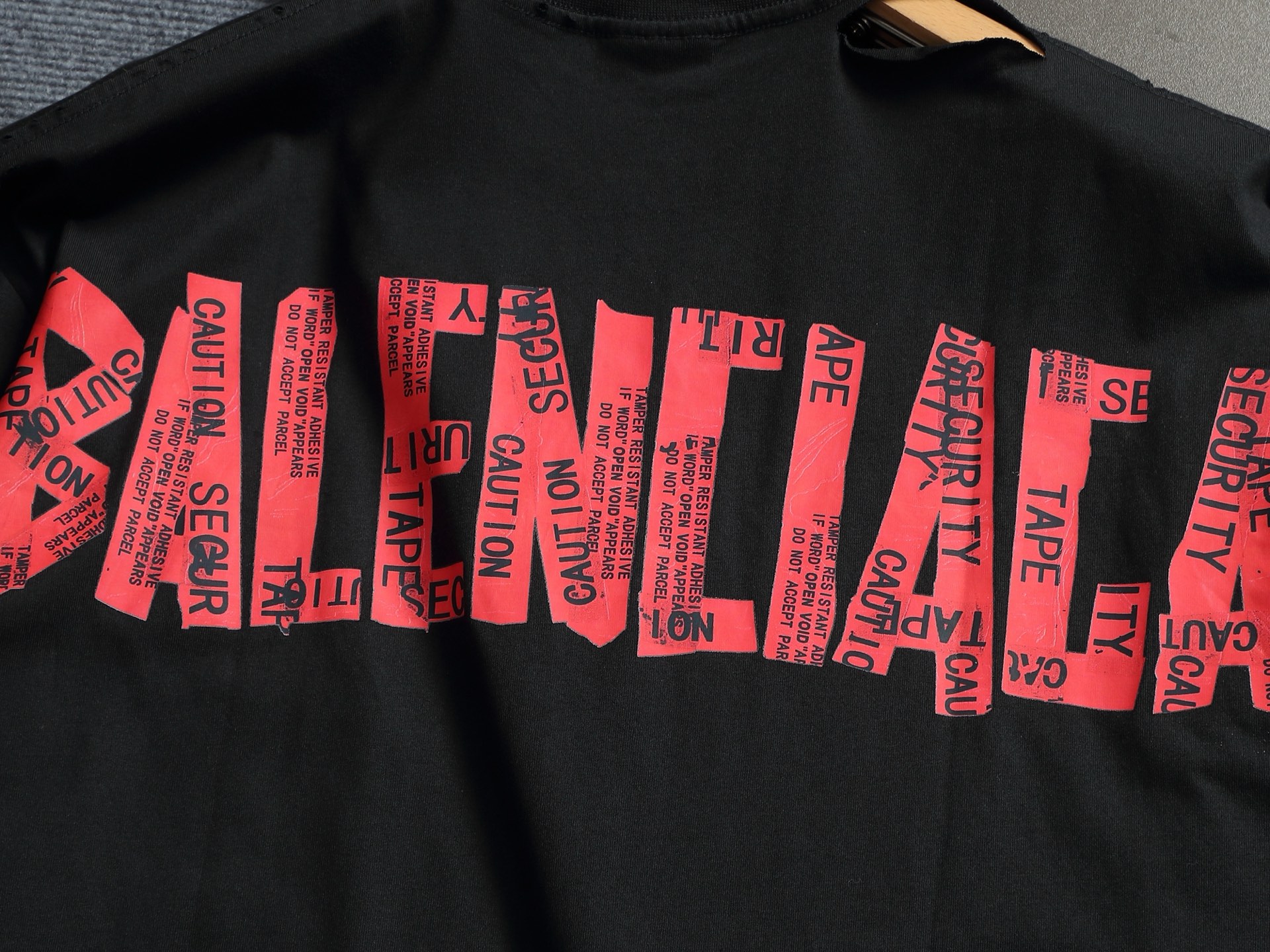 발렌시아가(BALENCIAGA) 테이프 프린팅 워싱 반팔 티셔츠 상의 의류