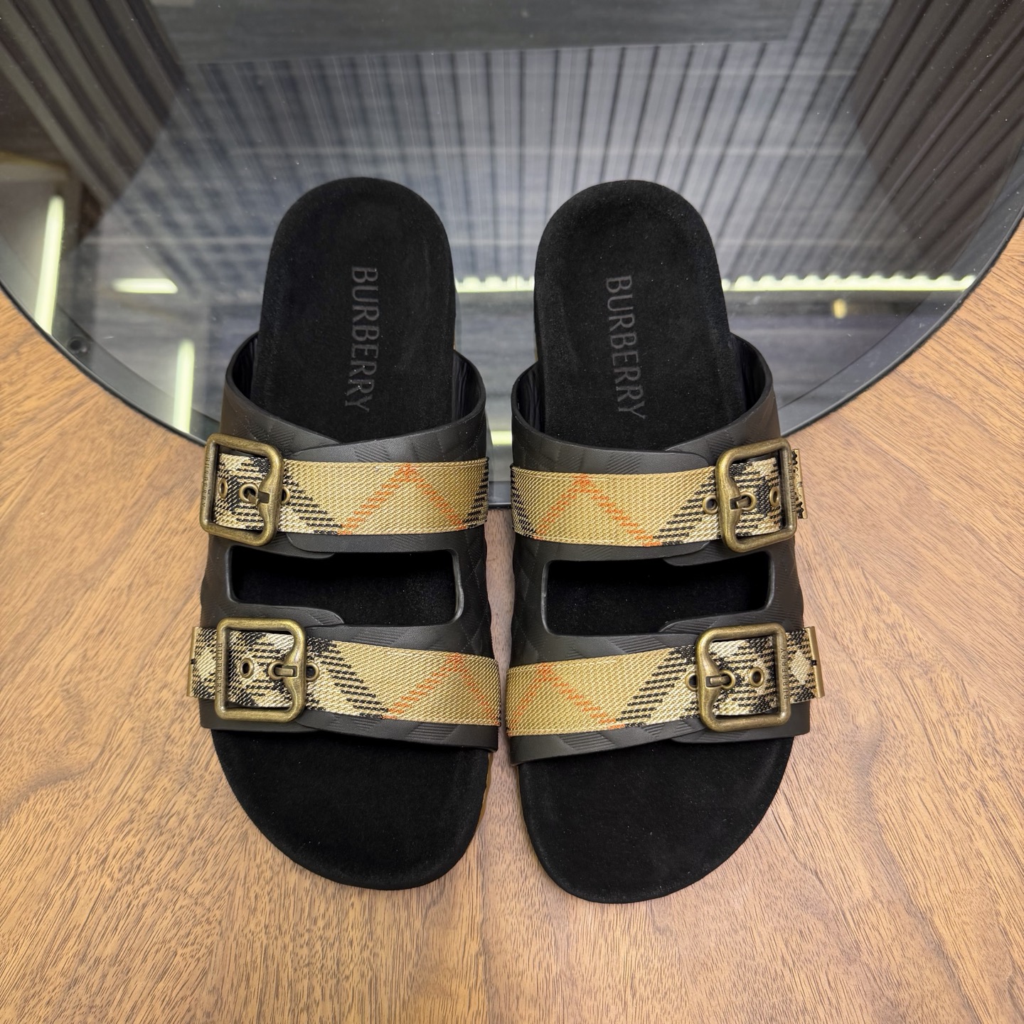 [Burberry] 버버리 맨즈 체크 엠보스드 레더 뮬 슬라이드 슬리퍼 샌들 신발