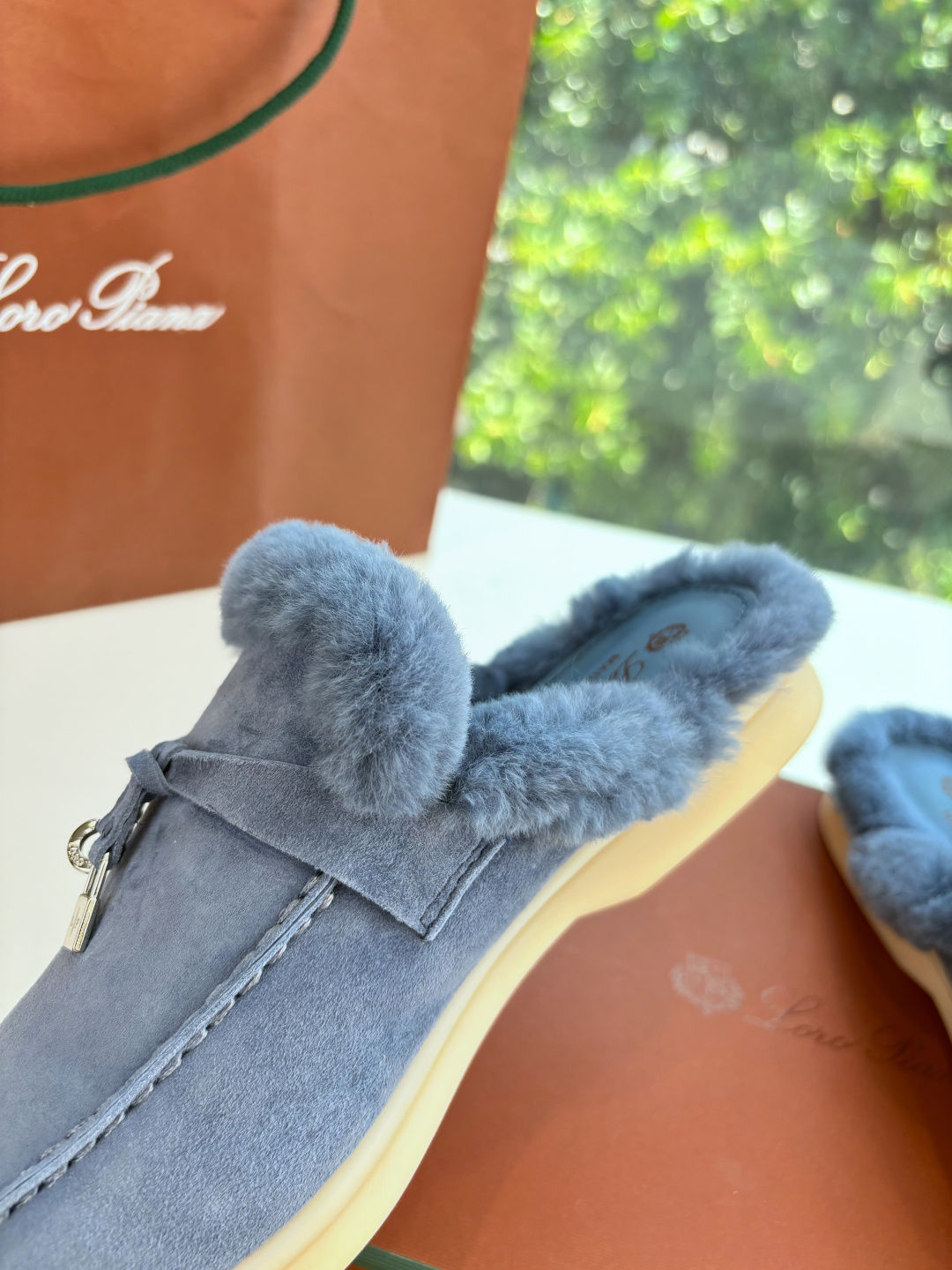 로로피아나(Loro Piana) 커플 퍼 트리밍 스웨이드 뮬 슬리퍼 신발
