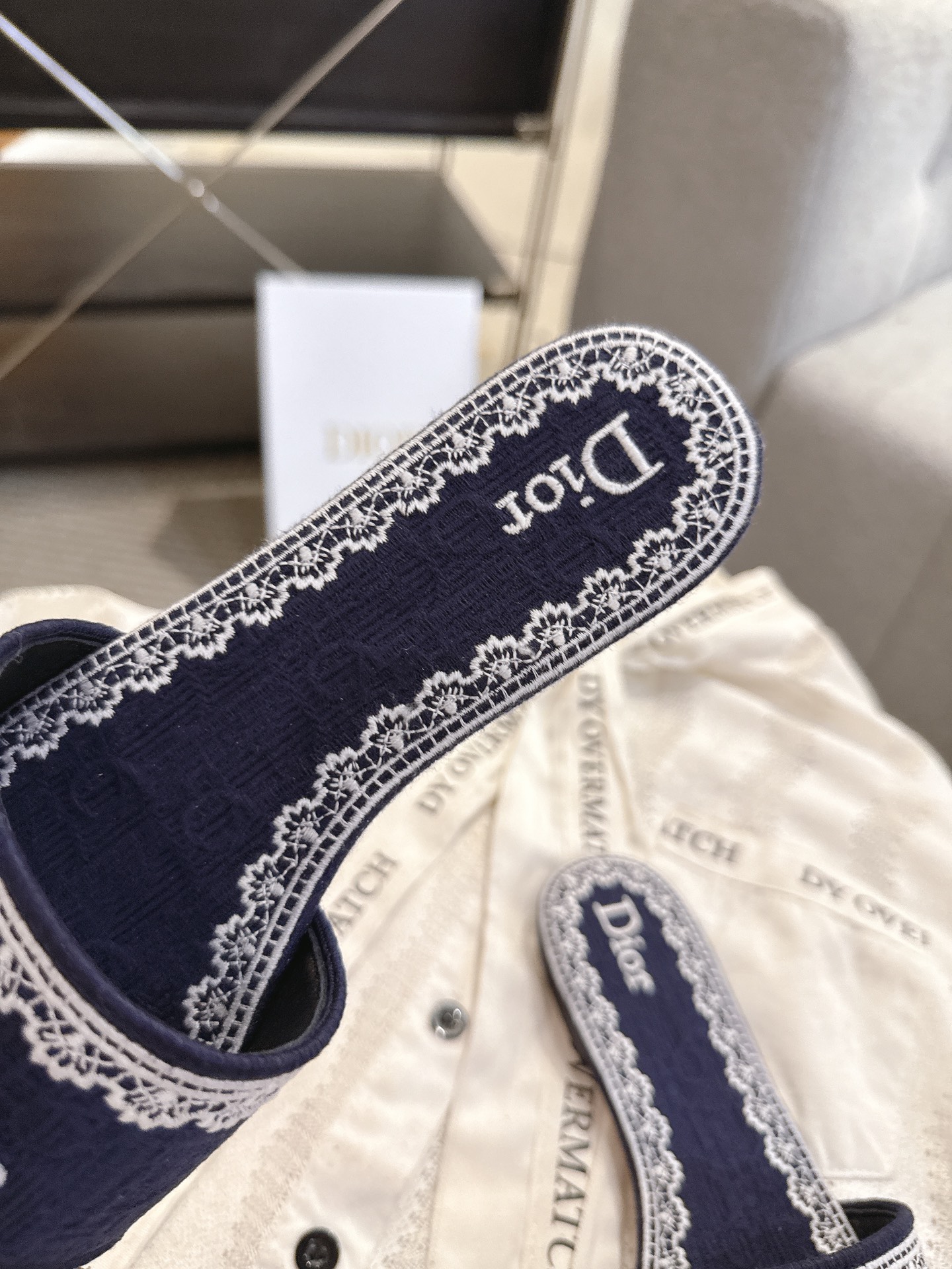 디올(DIOR) 플라워 자수 로고 슬라이드 슬리퍼