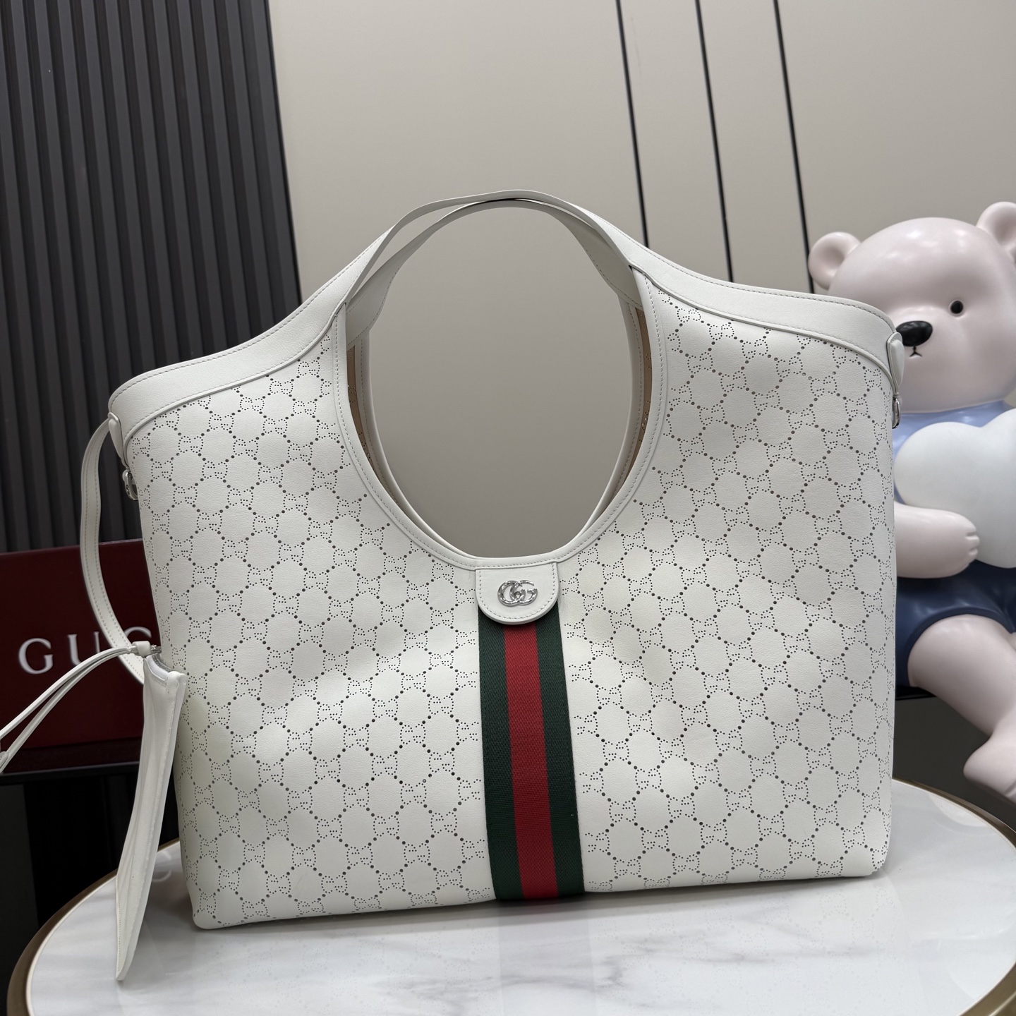 GUCCI 구찌 Generation 제너레이션 GG 질리오(Giglio) 펀칭 레더 토트백 - 라지 가방