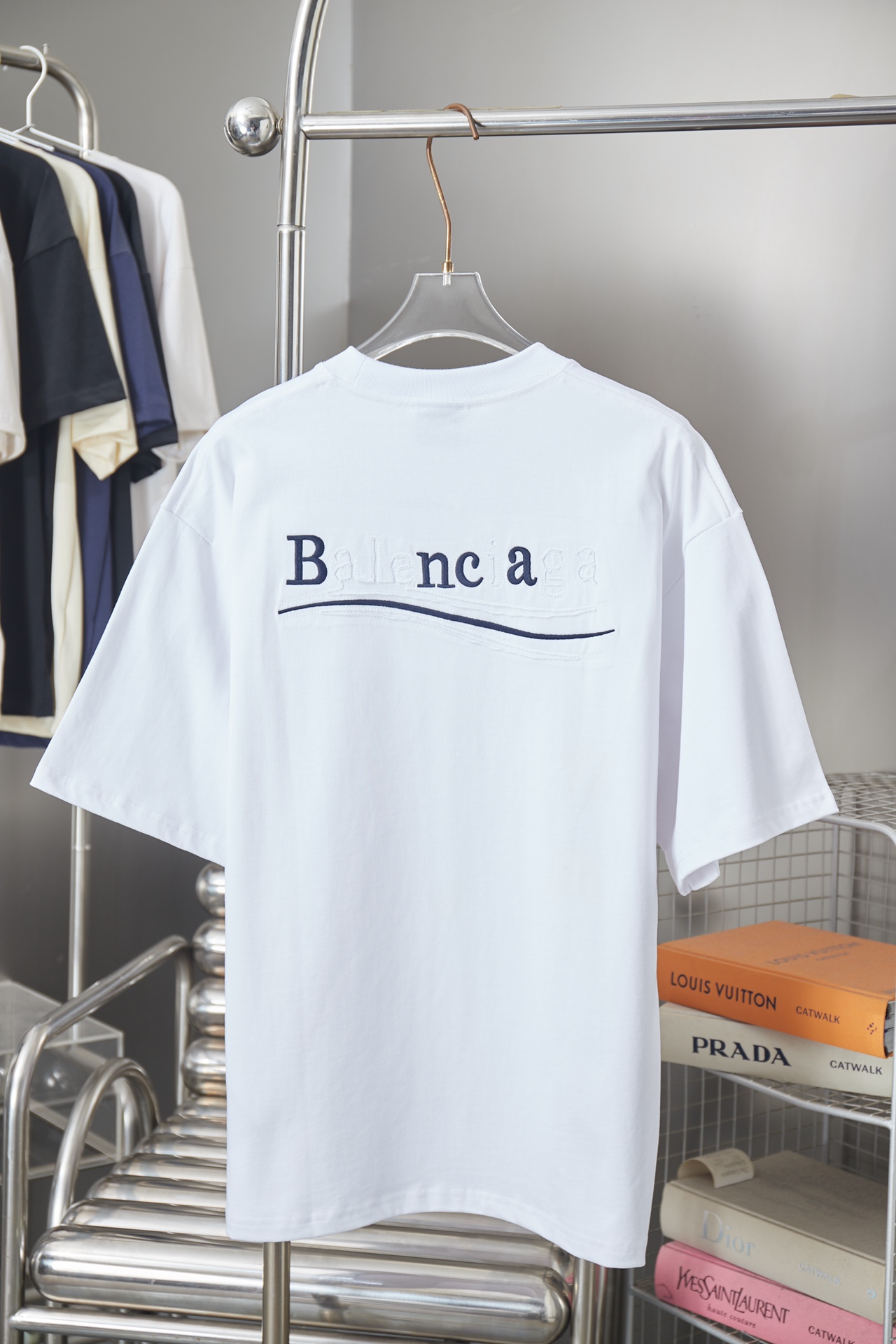 발렌시아가(BALENCIAGA) 패치 자수 로고 반팔 티셔츠 상의 의류