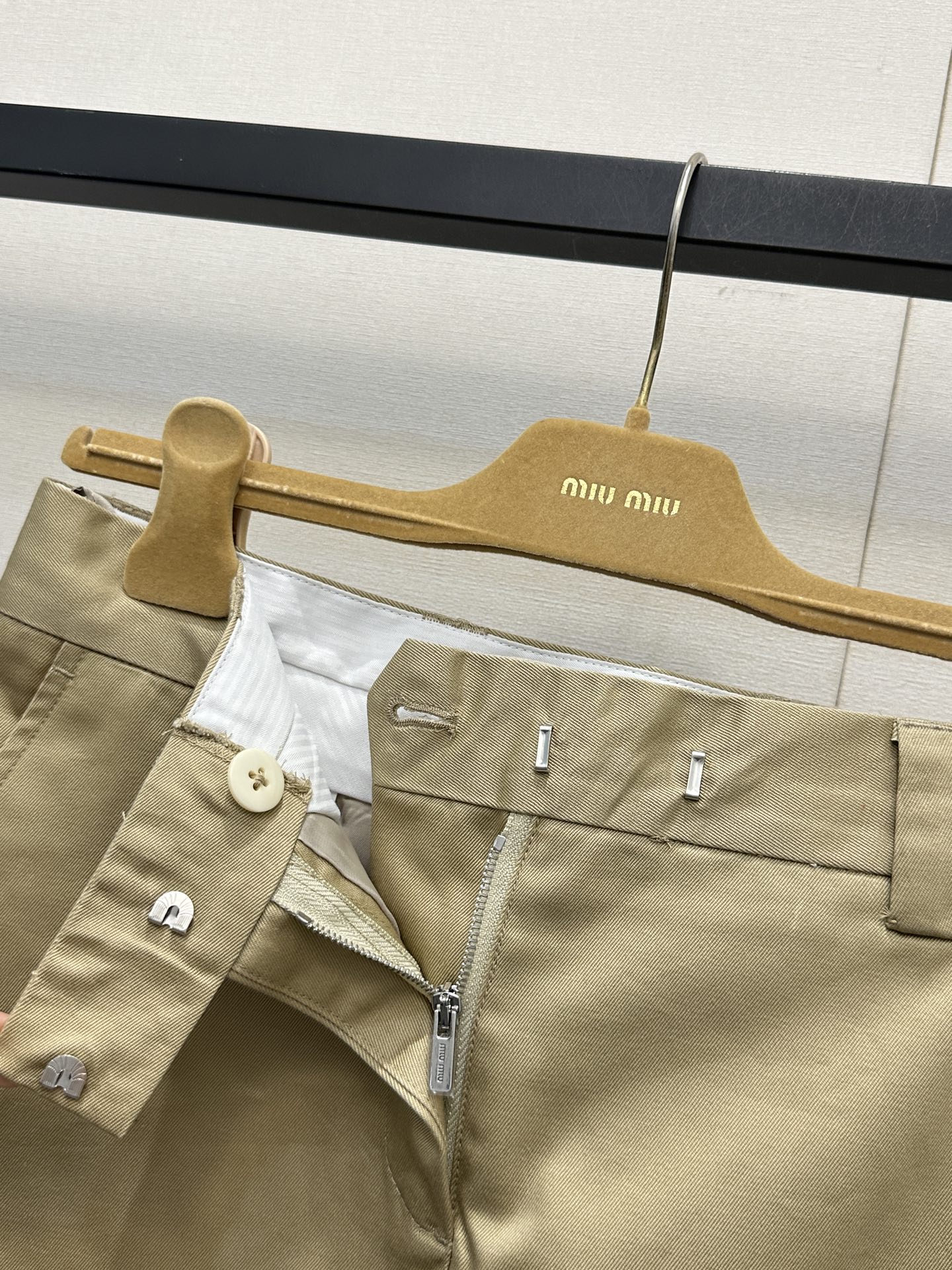 미우미우(MIUMIU) 카키 미니 스커트 의류