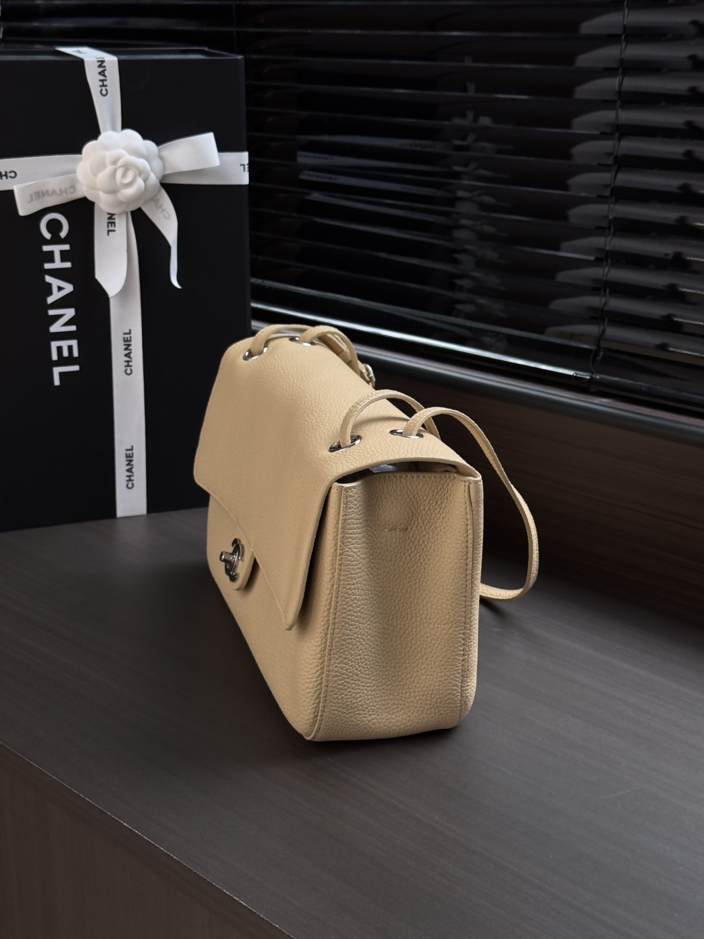 [CHANEL] 샤넬 26S 라지 플랩 백 가방 AS6231