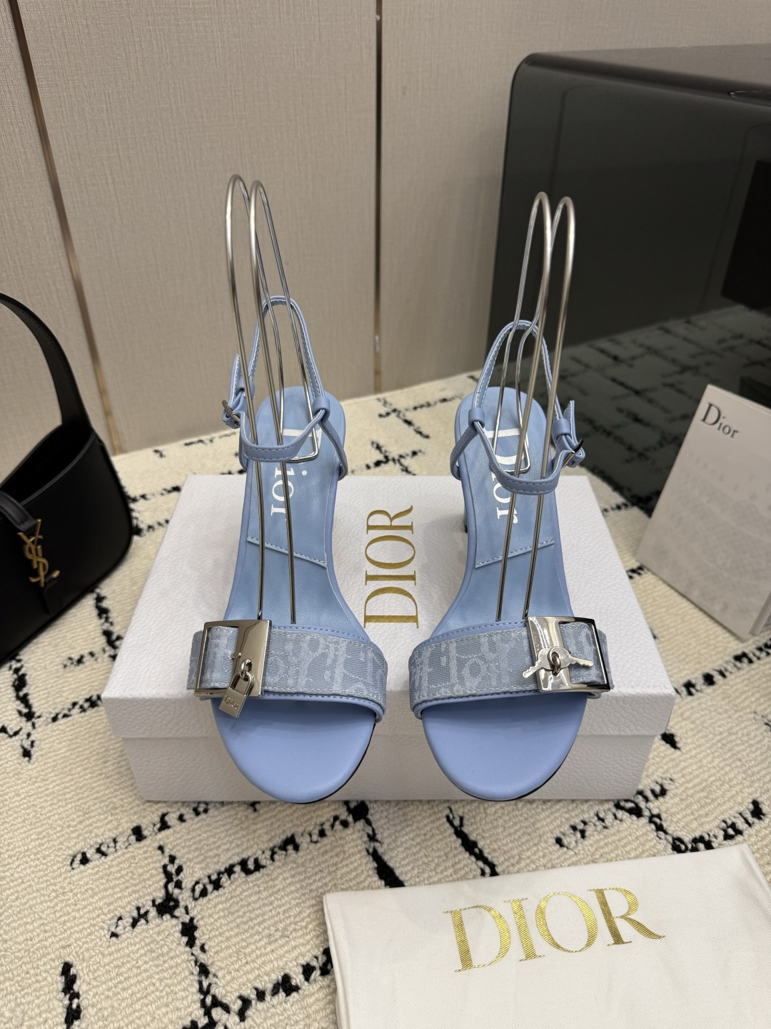 디올(DIOR) 로고 버클 데님 레더 샌들 신발