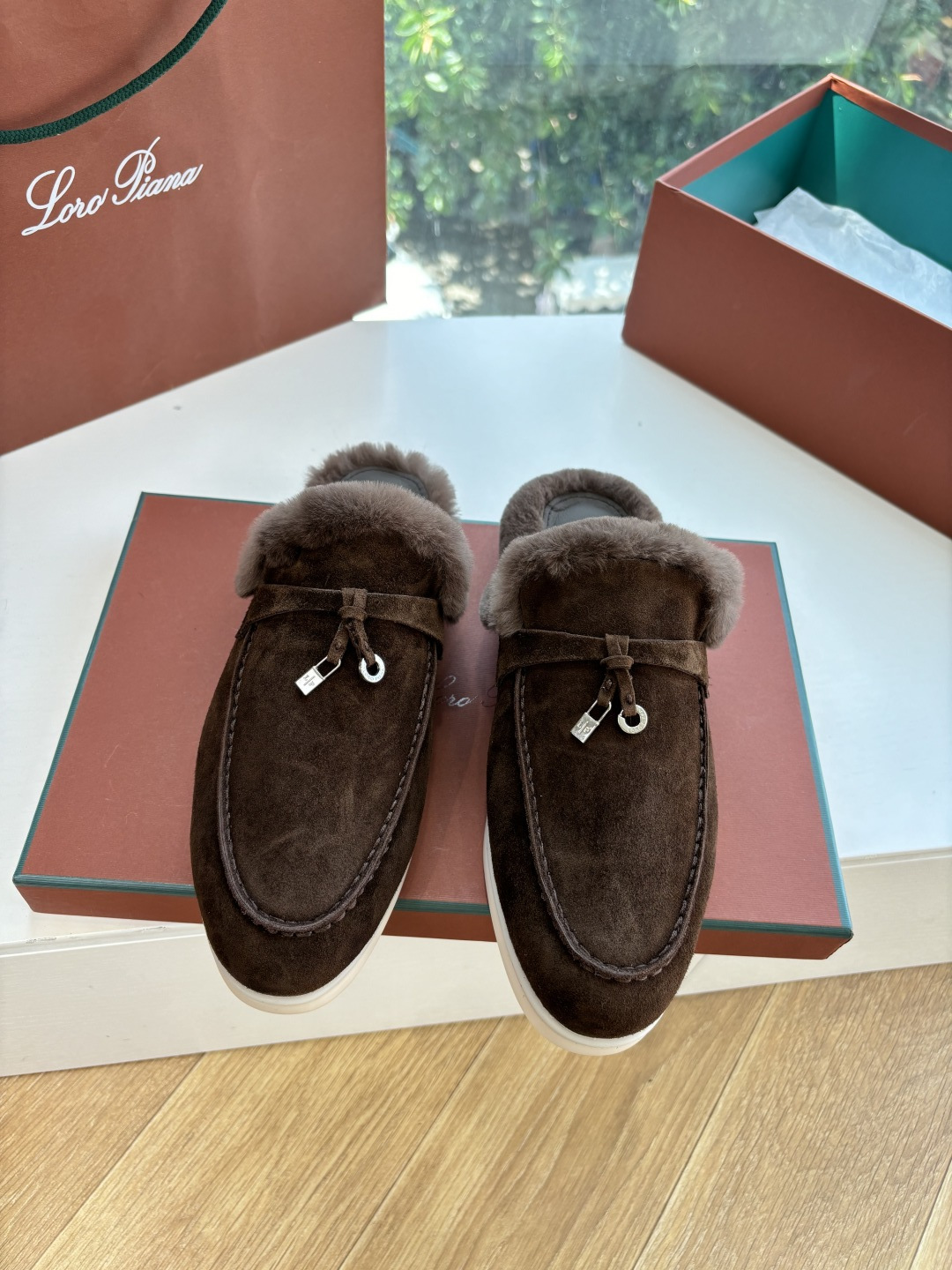 로로피아나(Loro Piana) 커플 퍼 트리밍 스웨이드 뮬 슬리퍼 신발