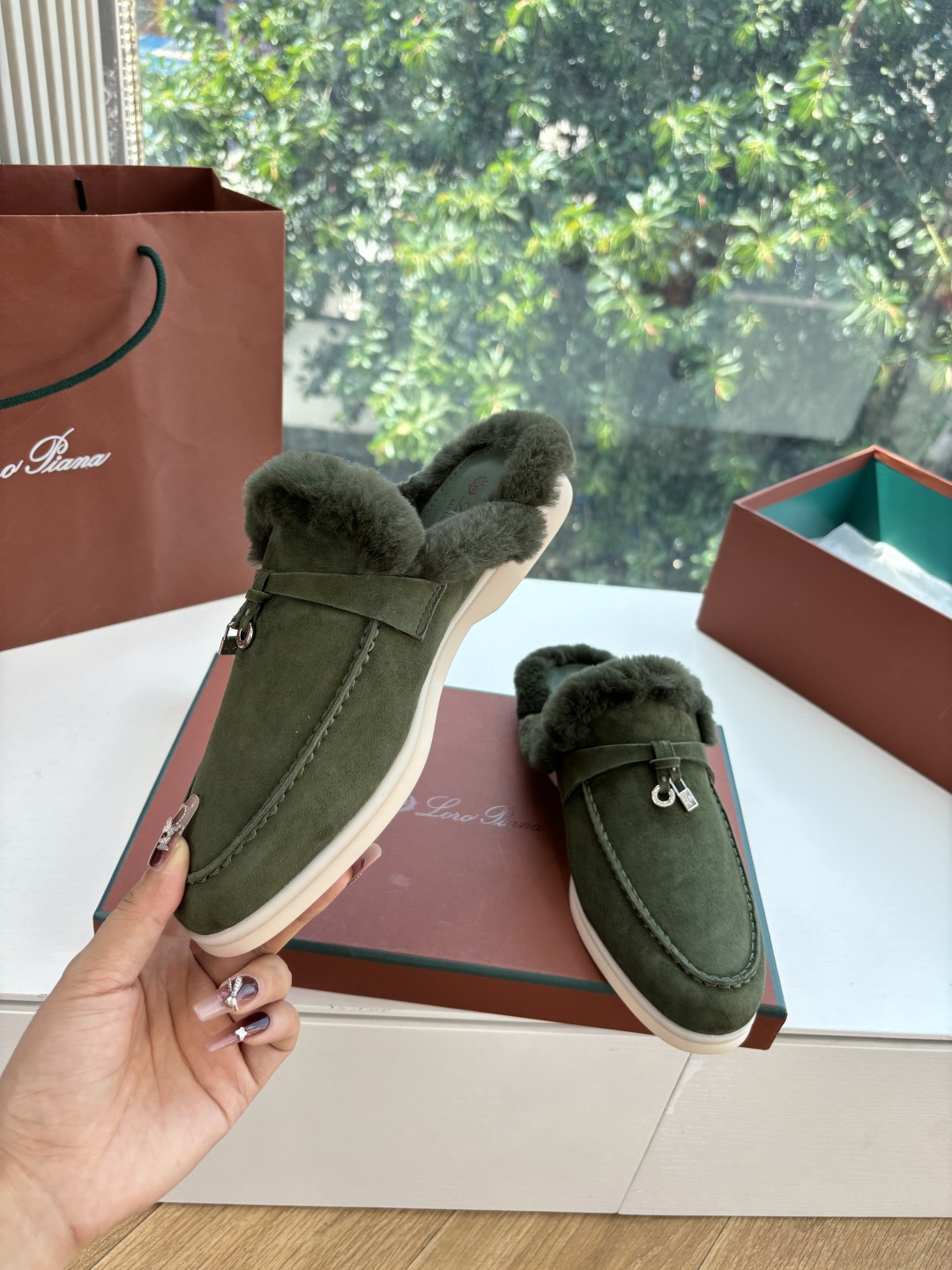 로로피아나(Loro Piana) 커플 퍼 트리밍 스웨이드 뮬 슬리퍼 신발