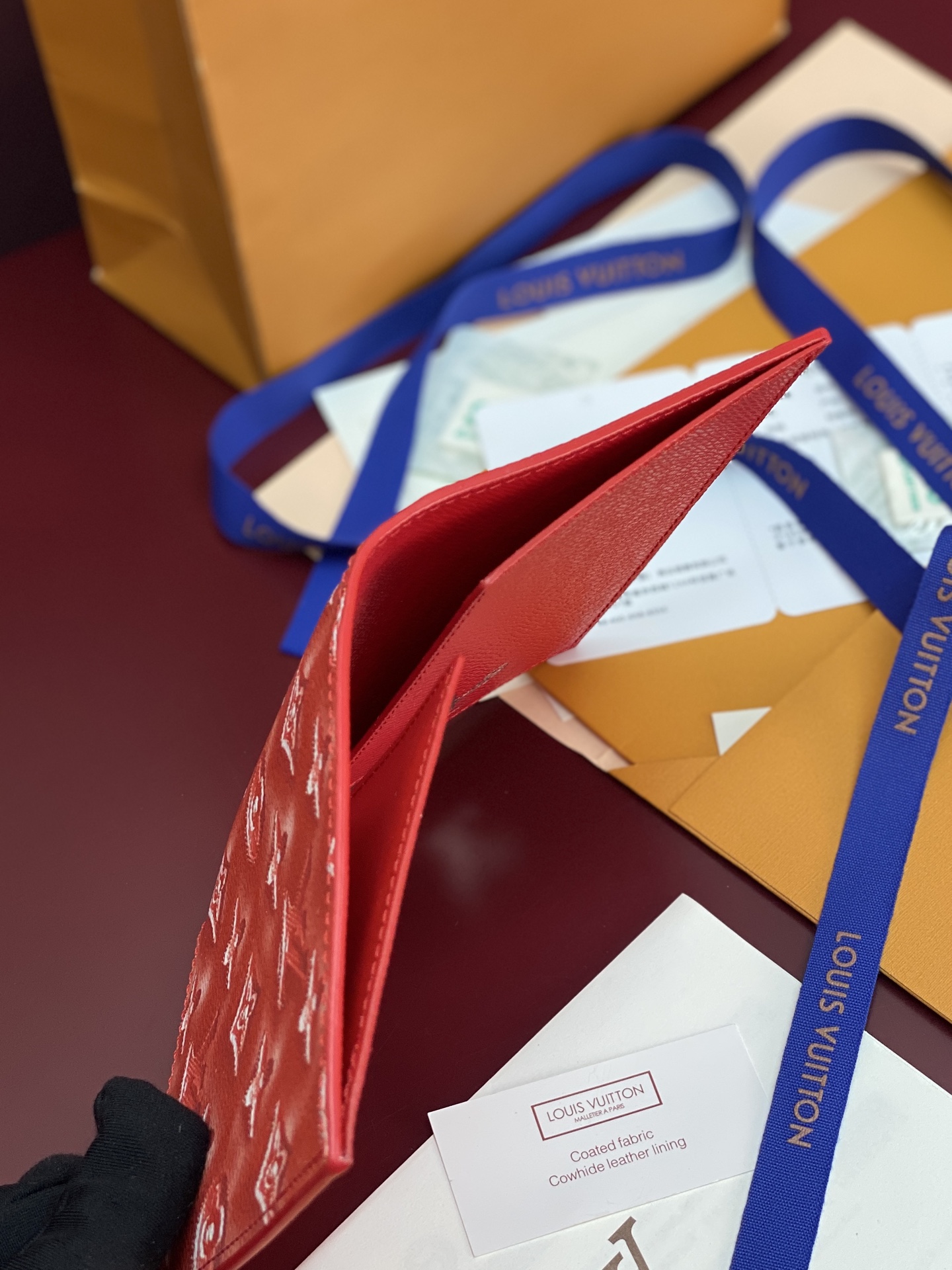 [Louis Vuitton] LV 루이비통 모노그램 포레스트 패스포트 커버 (코튼 레드) 여권 지갑